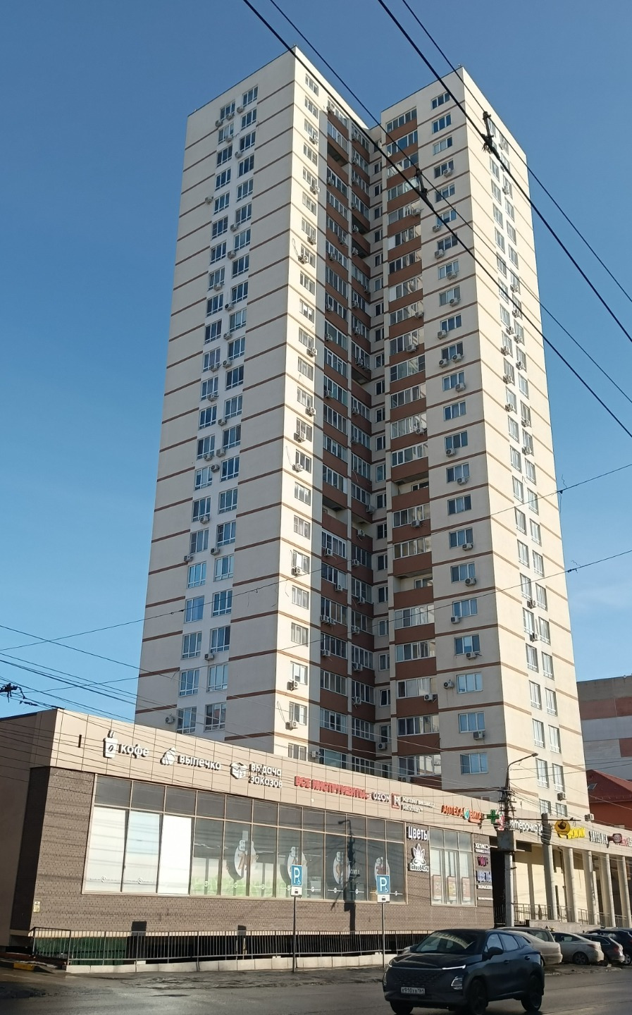 Продается уютная 2-х комнатная квартира. В эту квартиру невозможно не влюбиться с порога!
Здесь каждый день начинается с открытки: солнечные восходы в одной спальне, радужные закаты в другой, а на кухне и в ванной — живописная тишина городского парка. Панорамное остекление и вид на на три стороны на