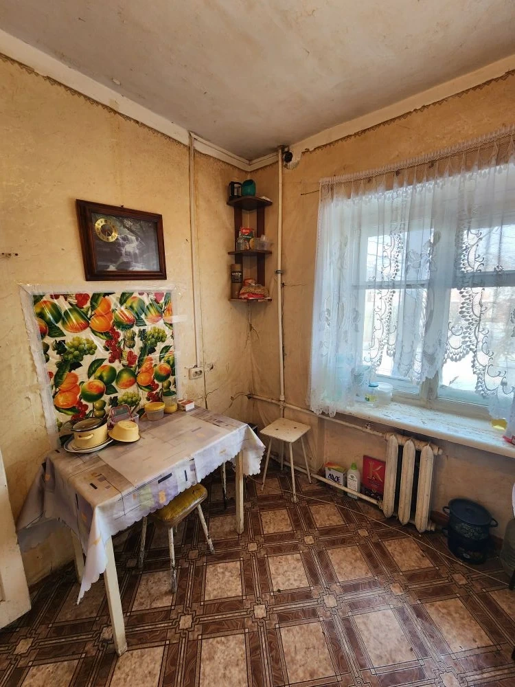 Продается 3-комнатная квартира площадью 56,5 м2 на 3 этаже 5-этажного кирпичного дома по ул Навашина, рядом с пересечением с ул. Танкистов.
Удачная планировка - окна выходят на 2 стороны, есть балкон, санузел совмещенный, просторный зал и две изолированные комнаты.
Квартира требует ремонта.
В подъез