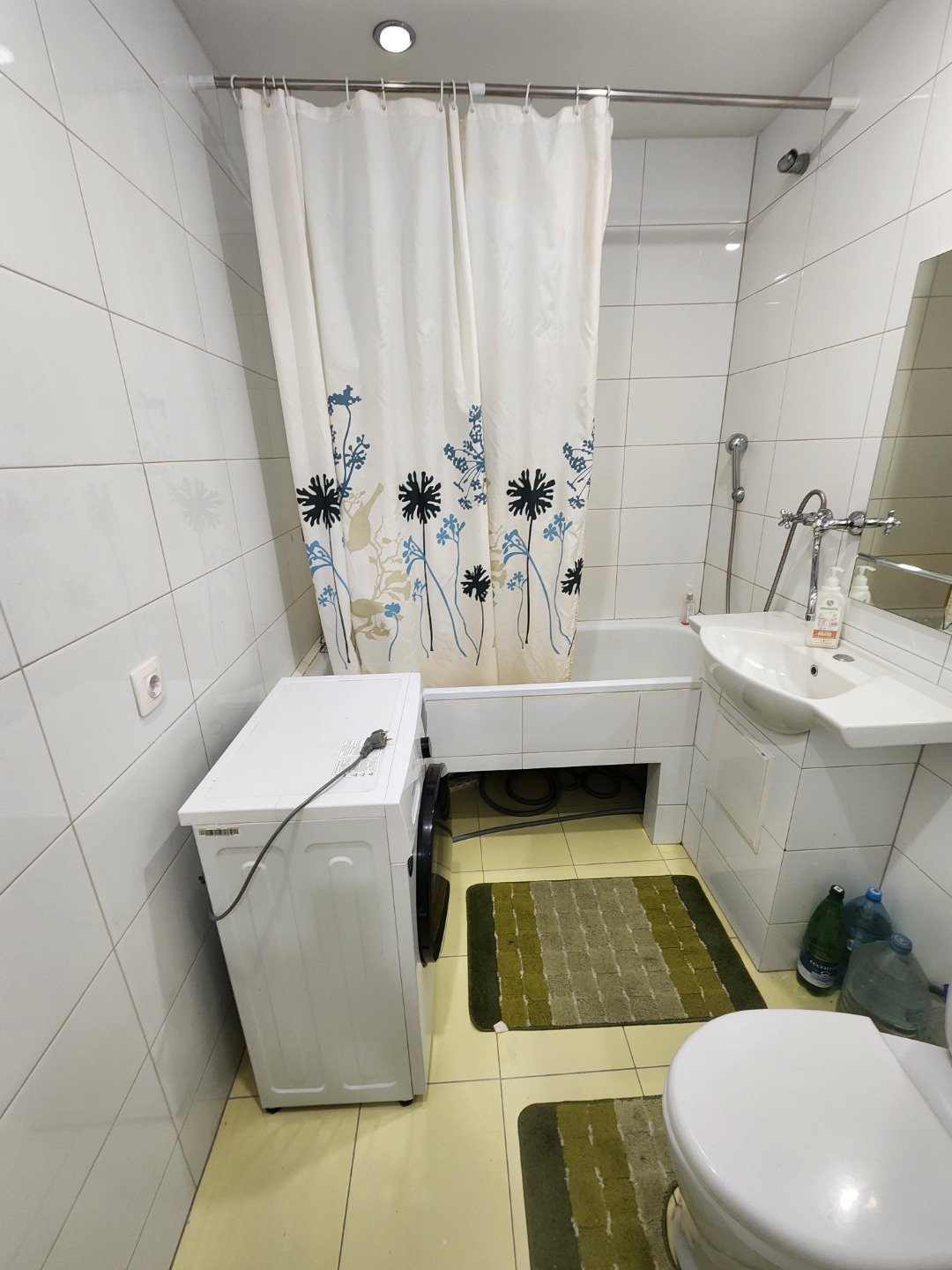 Продается 1-комнатная квартира площадью  39 м2 (без учета лоджии) на 8 этаже 10-этажного кирпичного дома в центре 6 мкр п. Солнечный 2.
Квартира с индивидуальной планировкой: есть отдельная спальня и большая кухня-гостиная, совмещенный большой санузел, лоджия присоединена и утеплена.
Выполнен соврем