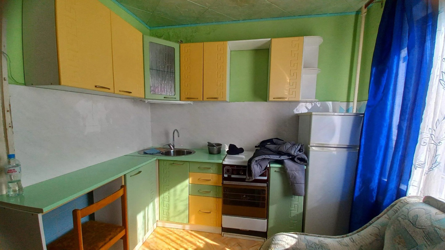 Продаю 2 комнатную квартиру на 6 этаже 9 этажного дома. Квартира очень светлая , теплая и уютная. В квартире сделан косметический ремонт, установлены пластиковые окна. Дом расположен в районе с развитой инфраструктурой, в шаговой доступности расположены остановки общественного транспорта, школа, дет