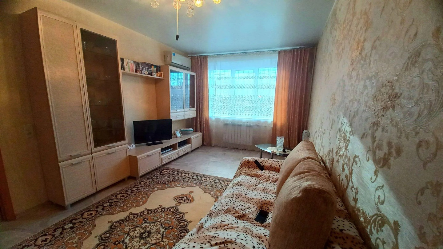 Продаю отличную двух комнатную квартиру на 1 этаже 9 этажного кирпичного дома. Квартира очень теплая, светлая  уютная.  Комнаты в квартире изолированные, отличный ремонт, установлены пластиковые окна, натяжные потолки, санузел в современном кафеле. Квартира без долгов и обременений, подходит под все