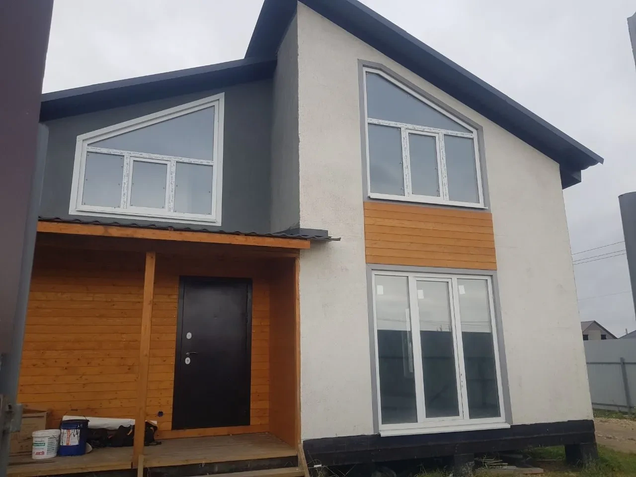 Продаю дом 90 кв.м. и земельным участком 6 соток (земля в собственности). В доме три изолированные комнаты, кухня и санузел. В доме сделан отличный ремонт, отопление водяные полы, слив септик. Очень хорошее место расположение дома. Дом подходит под семейную ипотеку 6%. Звоните! 