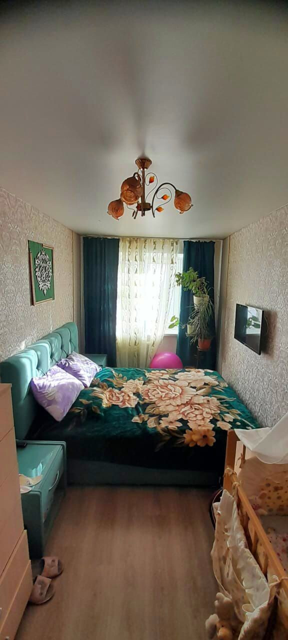 Продаю отличную двух комнатную квартиру на 4 этаже 5 этажного дома.  В квартире сделан хороший ремонт, установлены пластиковые окна. Дом расположен в районе с развитой инфраструктурой. Чистая продажа. Звоните!