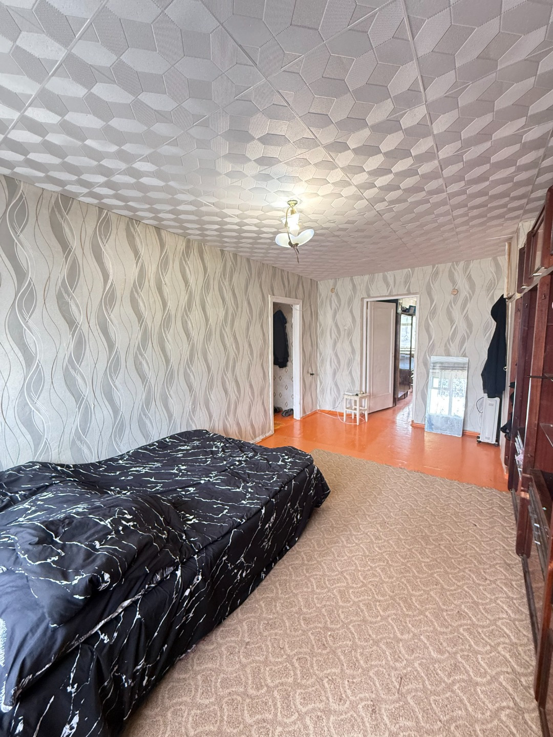 Продается 2-х комнатная квартира на 5 этаже 5 этажного кирпичного жилого дома, общей площадью 44,7 кв.м. (без учета площади балкона), в районе Техстекло. Квартира требует ремонта, не угловая, на две стороны! В шаговой доступности супермаркеты Пятерочка и Магнит, детский сад, поликлиника, центр народ