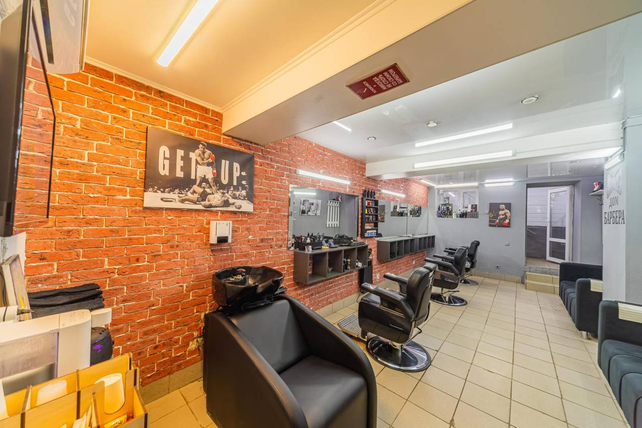 Продается действующий барбершоп в центральной части города Саратов, общей площадью 28,3 кв.м.! 
Полностью готовый бизнес с арендаторами!
Имеются следующие коммуникации: электроснабжение - центральное (максимальная мощность электрической сети - 7 кВт.), холодное водоснабжение - центральное, отопление