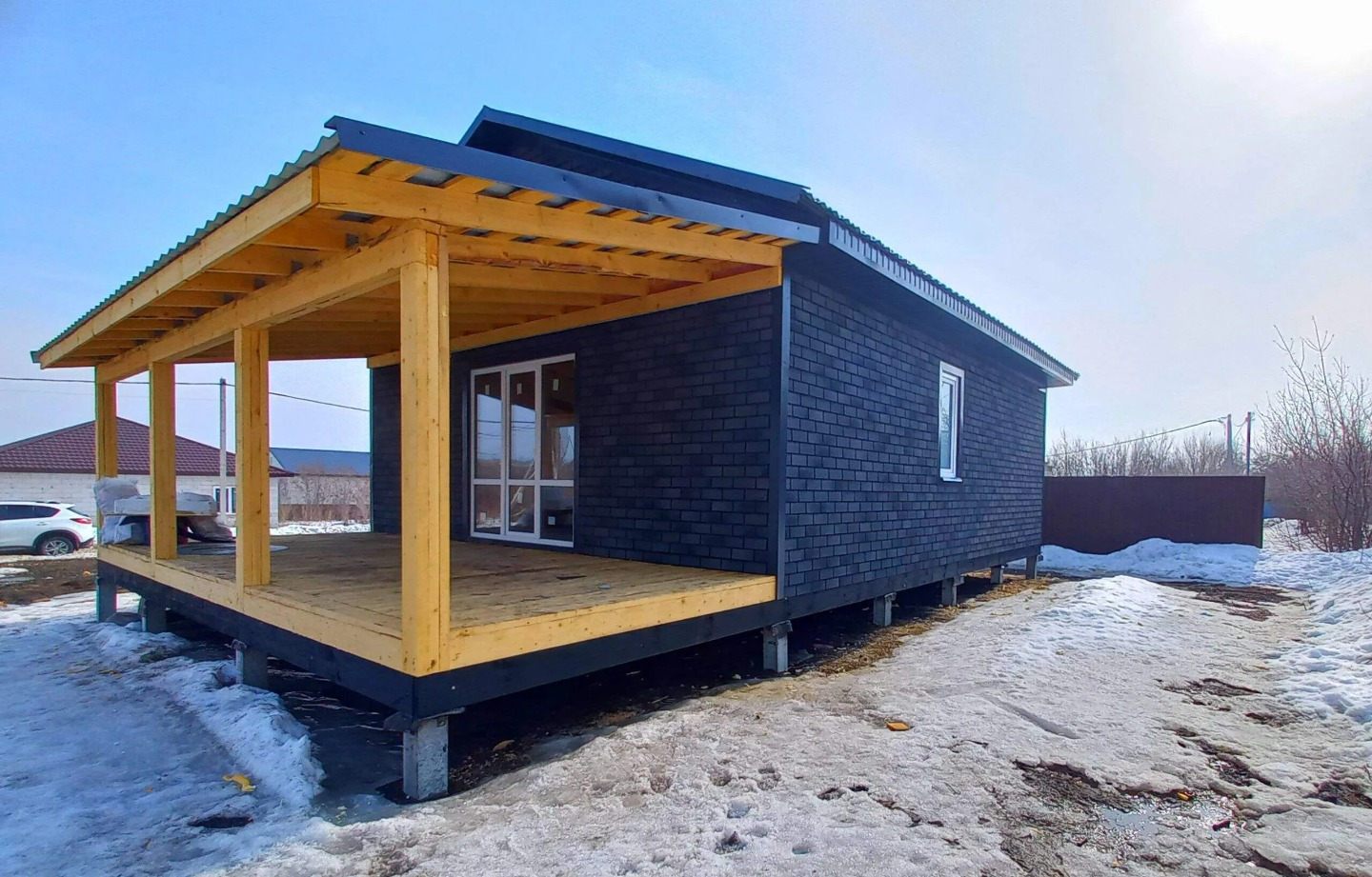 Продаю отдельно стоящий дом площадью 60 кв.м., в доме три комнаты, кухня и санузел. Можем сделать внутреннюю отделку (внутренняя отделка обговаривается с покупателем). С внутренней отделкой дом будет стоить примерно 4700000 ( все зависит от ваших предпочтений). Подходит под семейную ипотеку 6 %, мат