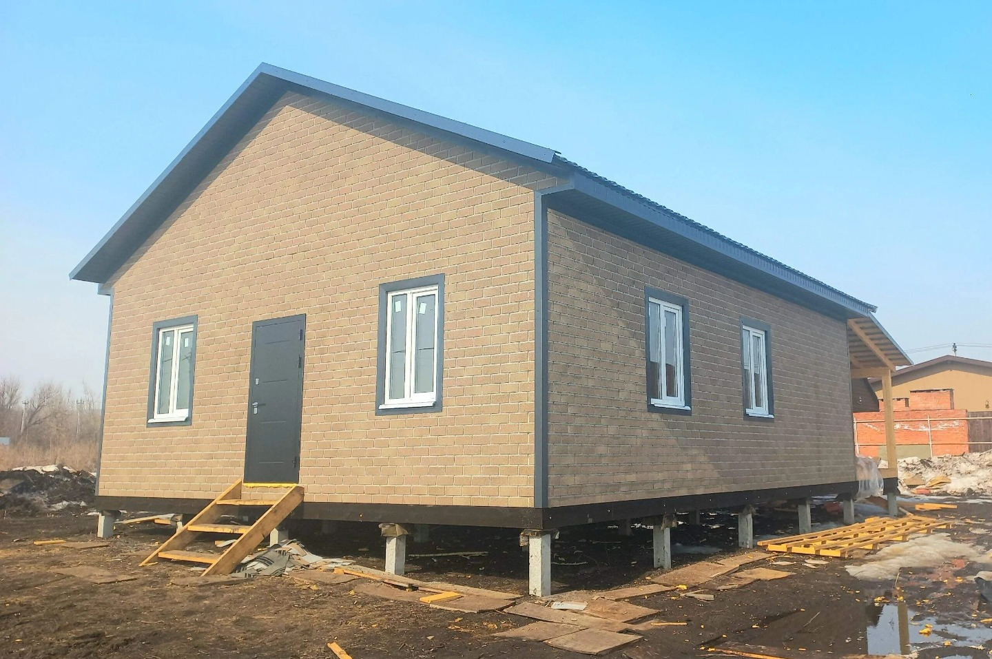 Продаю отдельно стоящий дом площадью 85 кв.м. В доме 4 комнаты, кухня, санузел. Дом без отделки. Подходит под семейную ипотеку 6%, материнский капитал. Звоните!