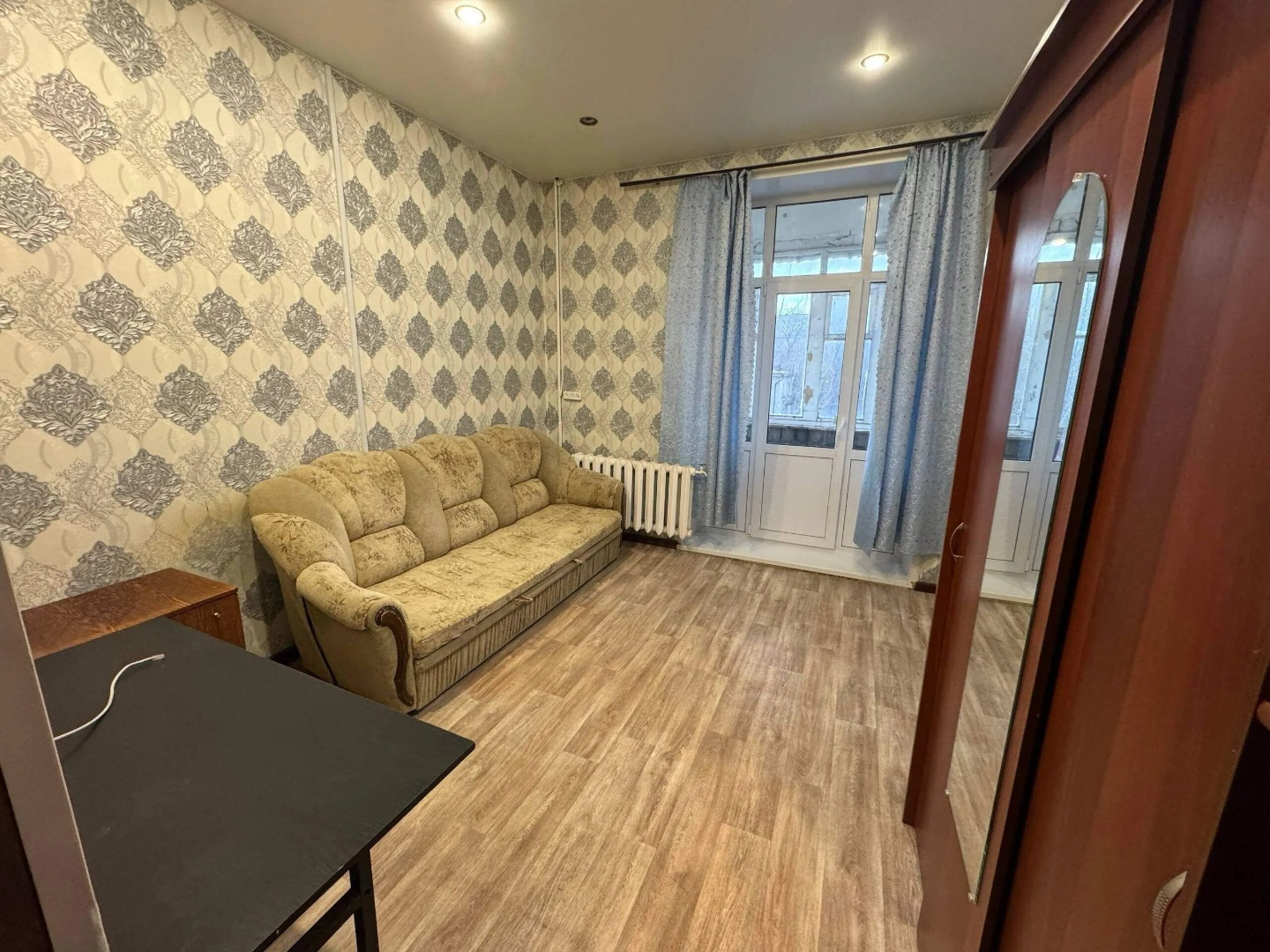 Сдаю комнату площадью 13 кв.м. В комнате есть все необходимое для проживания. Коммунальные услуги входят в стоимость.  