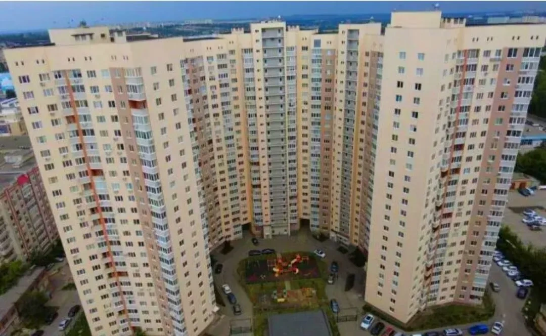 Продаю отличную квартиру на 14 этаже 25 этажного дома. В квартире сделан отличный ремонт, установлены пластиковые окна, натяжные потолки, санузел в современном кафеле, просторная гардеробная, прекрасный вид из окна.  В шаговой доступности расположены остановки общественного транспорта, школа, дет.са