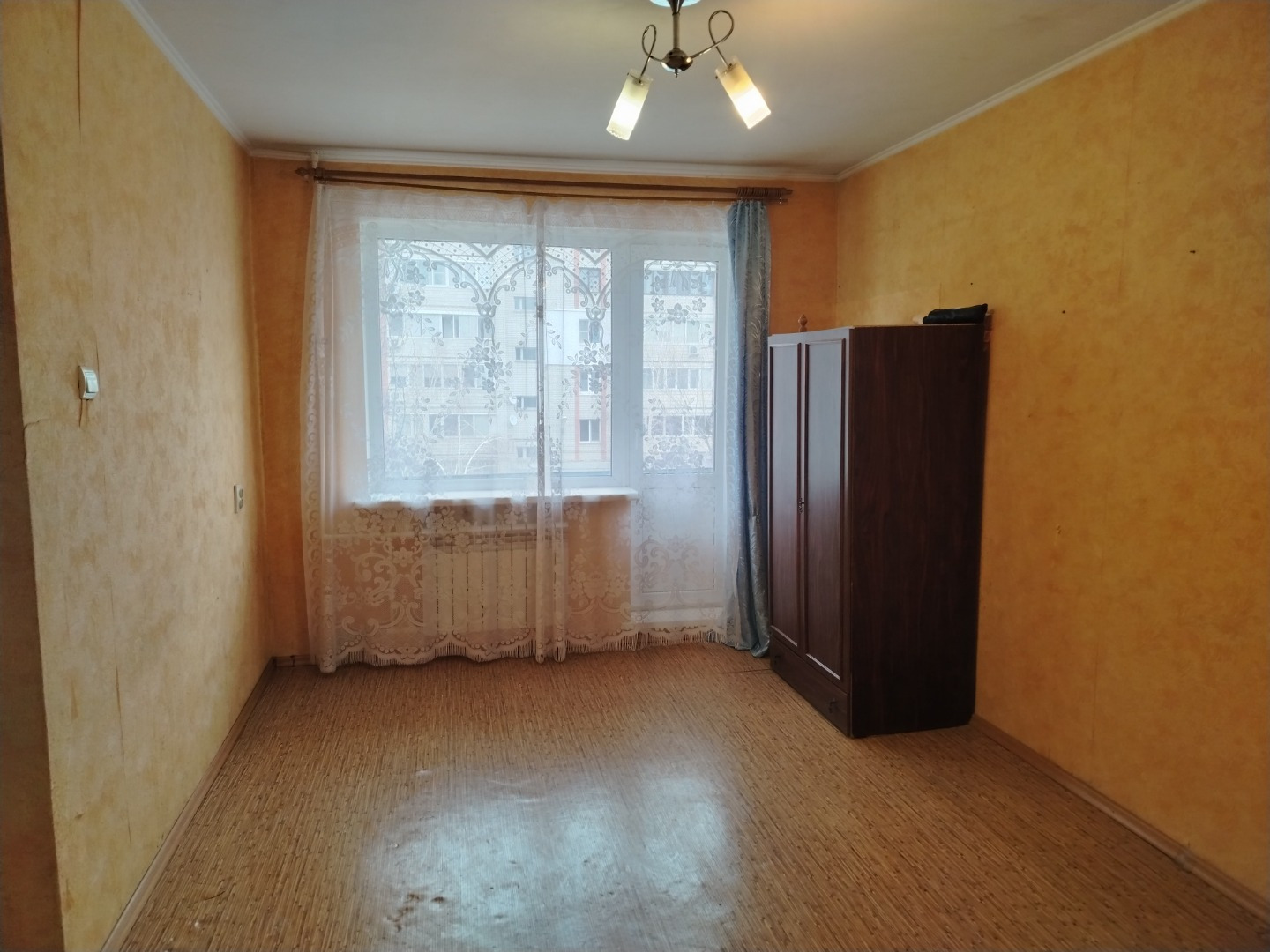 Предлагаю на продажу отличную однокомнатную квартиру в самом центре Заводского района.
Площадь 31 кв.м,квартира угловая,но очень теплая и светлая,дополнительным бонусом идет два окна в комнате.
Окна пластиковые,заменены радиаторы отопления,в квартире установлена газовая колонка,с/у совмещенный.
Хоро