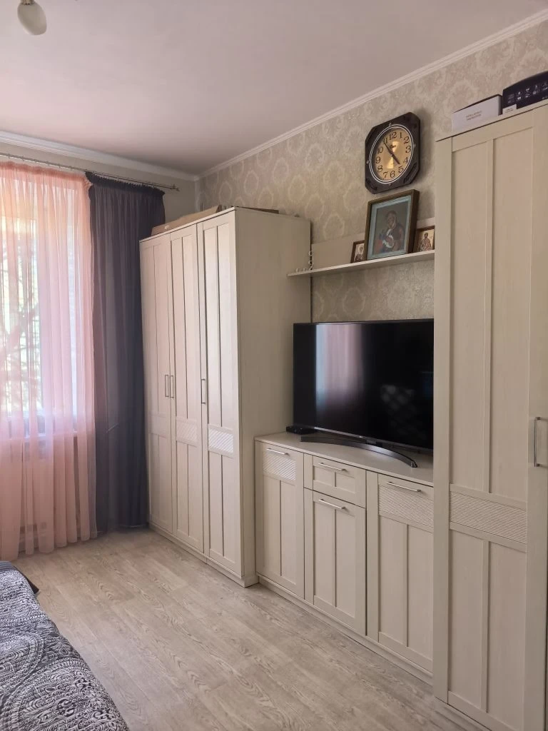 Уютная трёхкомнатная квартира в центре Саратова — для ценителей комфорта и стиля! 
В самом сердце города, напротив живописного парка «Липки», продаётся просторная трёхкомнатная квартира площадью 65 м² на 3 этаже кирпичного дома. Это редкая возможность поселиться в атмосфере уюта, тишины и вдохновени