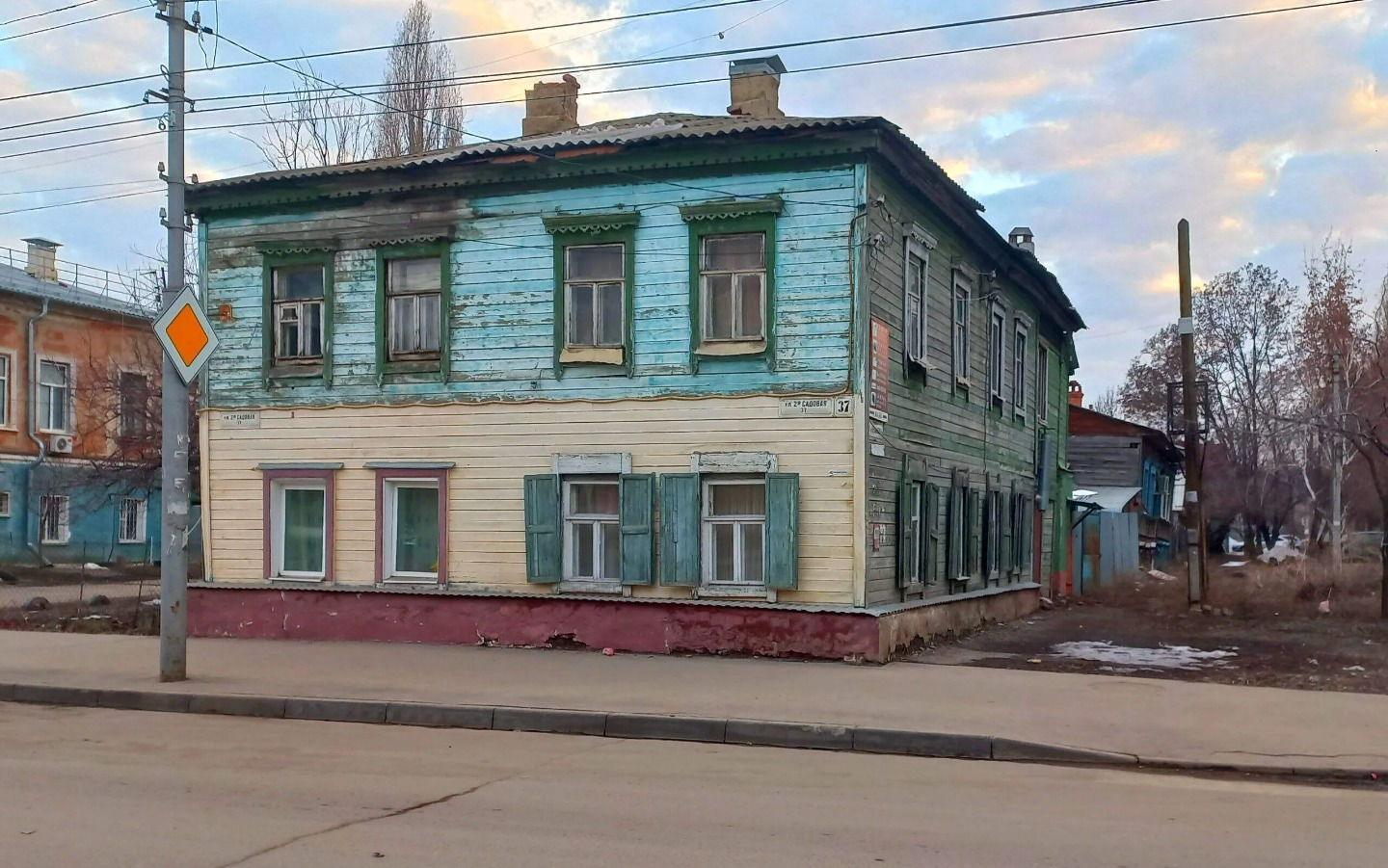 Продаю отличную  трех комнатную квартиру на 1 этаже 2 этажного деревянного  дома. Квартира очень теплая и уютная, комнаты изолированные. В квартире  сделан косметический ремонт. При продаже в квартире остается вся мебель и техника. Квартира подходит как для собственного проживания так и для сдачи в 