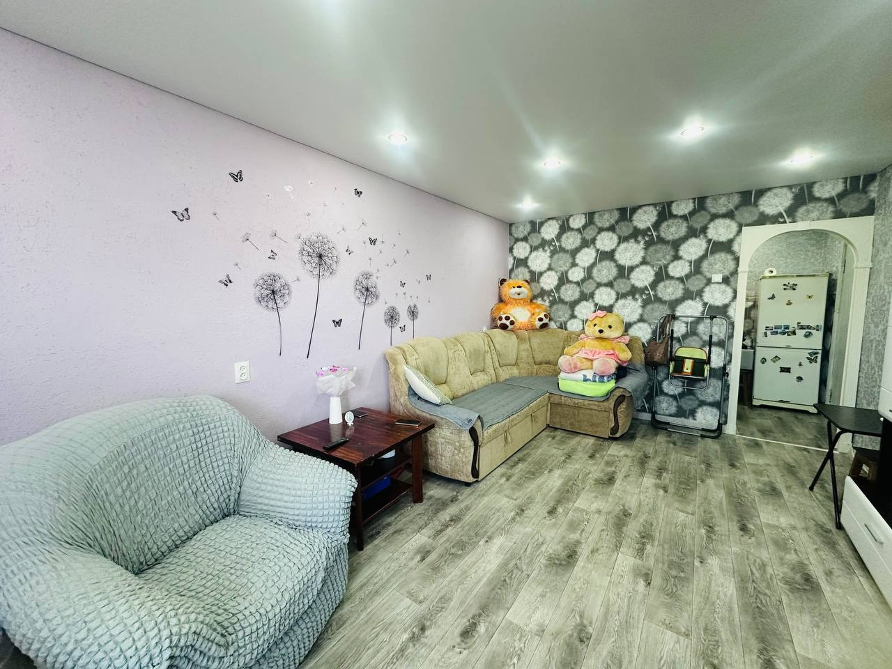 Продается комната в общежитие, выглядит как квартира, все удобства в комнате кухня и санузел. Все удобства, кухня санузел, с соседями общий коридор. Год назад сделан косметический ремонт. Чистая продажа. Быстрая продажа. Один взрослый собственник.