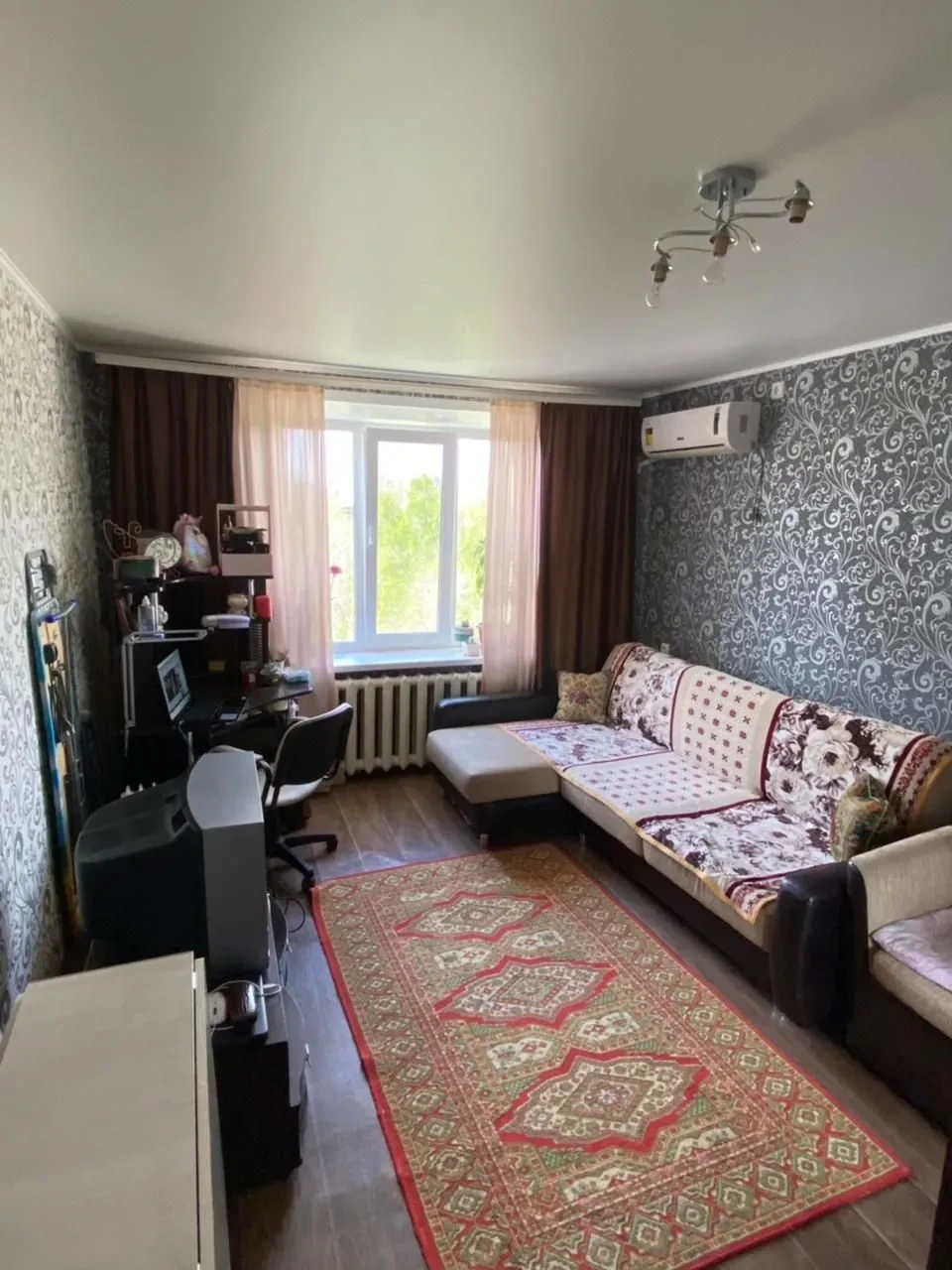 Продаю отличную комнату на 5 этаже 5 этажного кирпичного дома. Комната очень теплая, светлая и уютная, подходит как для собственного проживания, так и для сдачи в аренду. В комнате сделан хороший ремонт, установлено пластиковое окно, натяжной потолок. При продаже в комнате остаются шкафы, тумба под 