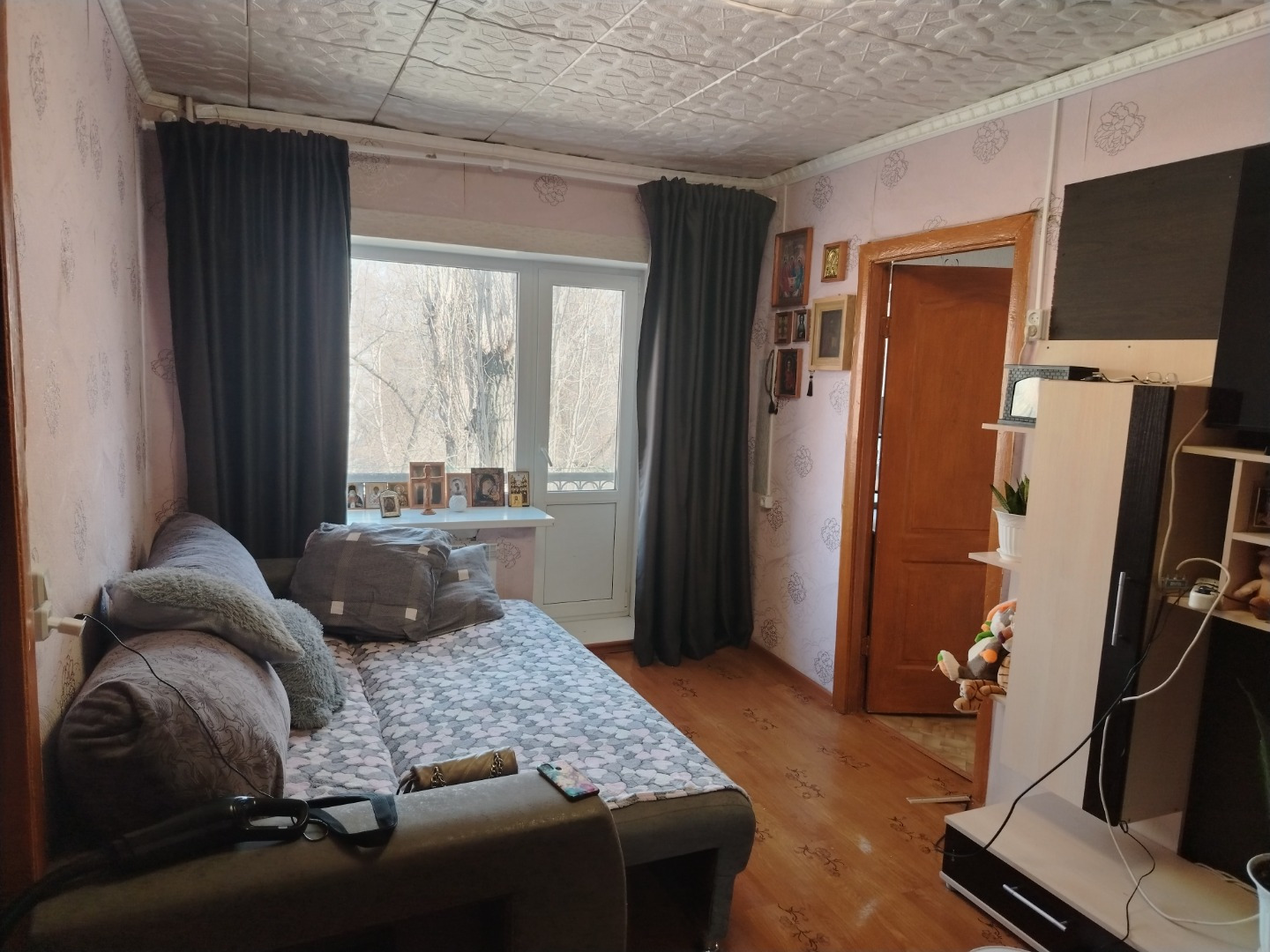 Предлагаю на продажу квартиру ,состоящую из зала 18 м,кабинета 5.3 м и спальни 8м,кухня 6.1м,с/у совмещенный,
все комнаты с окнами,зал проходной
Квартира теплая,светлая,установлены пластиковые окна,НОВЫЕ батареи,стояки,трубы в ванной,электрическая проводка.
Квартира без долгов и обременений,взрослые