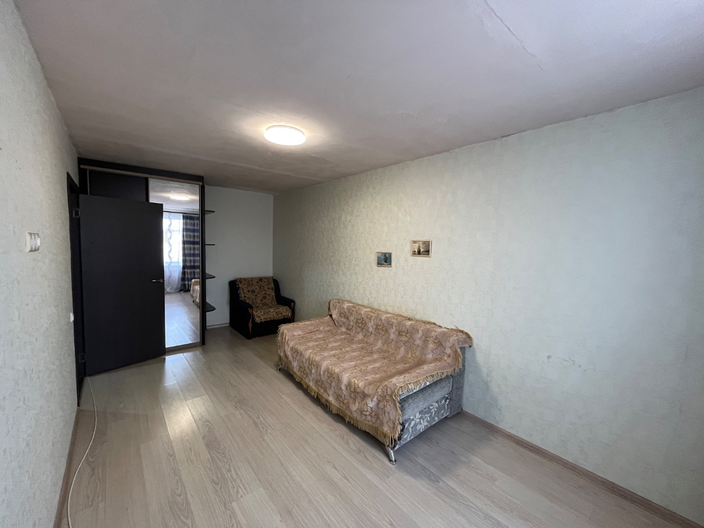 Сдается уютная квартира!
Чистый подъезд, дружные соседи! 
В квартире есть все необходимое для проживания! 

Рассмотрим всех чистоплотных, аккуратных, платежеспособных, добросовестных людей. 
БЕЗ ЖИВОТНЫХ! 
РЕГИСТРАЦИЮ НЕ ДЕЛАЕМ! 

Оплата 18+счетчики( свет, газ, вода) 
Залог 10.000₽ 
Риэлторская коми