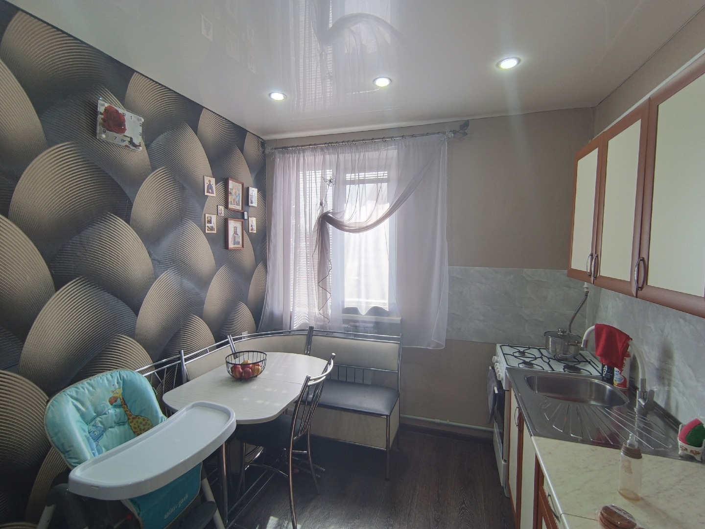 Продам отличный жилой дом - 75,8кв.м.
с земельным участком - 8,22 сот.(по факту больше), все в собственности, вид разрешенного использования: для ведения личного подсобного хозяйства.
В доме: газ (новый автономный газовый котел), свет, вода, канализация. 
Участок ухоженный: плодовые деревья и кустар