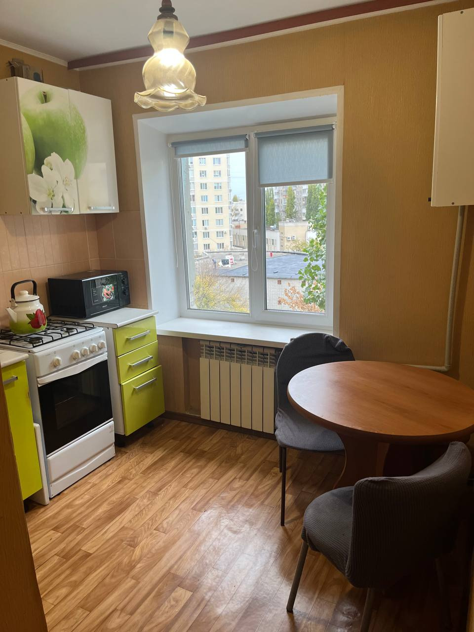 Сдаётся квартира  , две изолированные комнаты.
В самом центре города,р-Ильинская площадь.
Дом кирпичный ,спокойные соседи.
