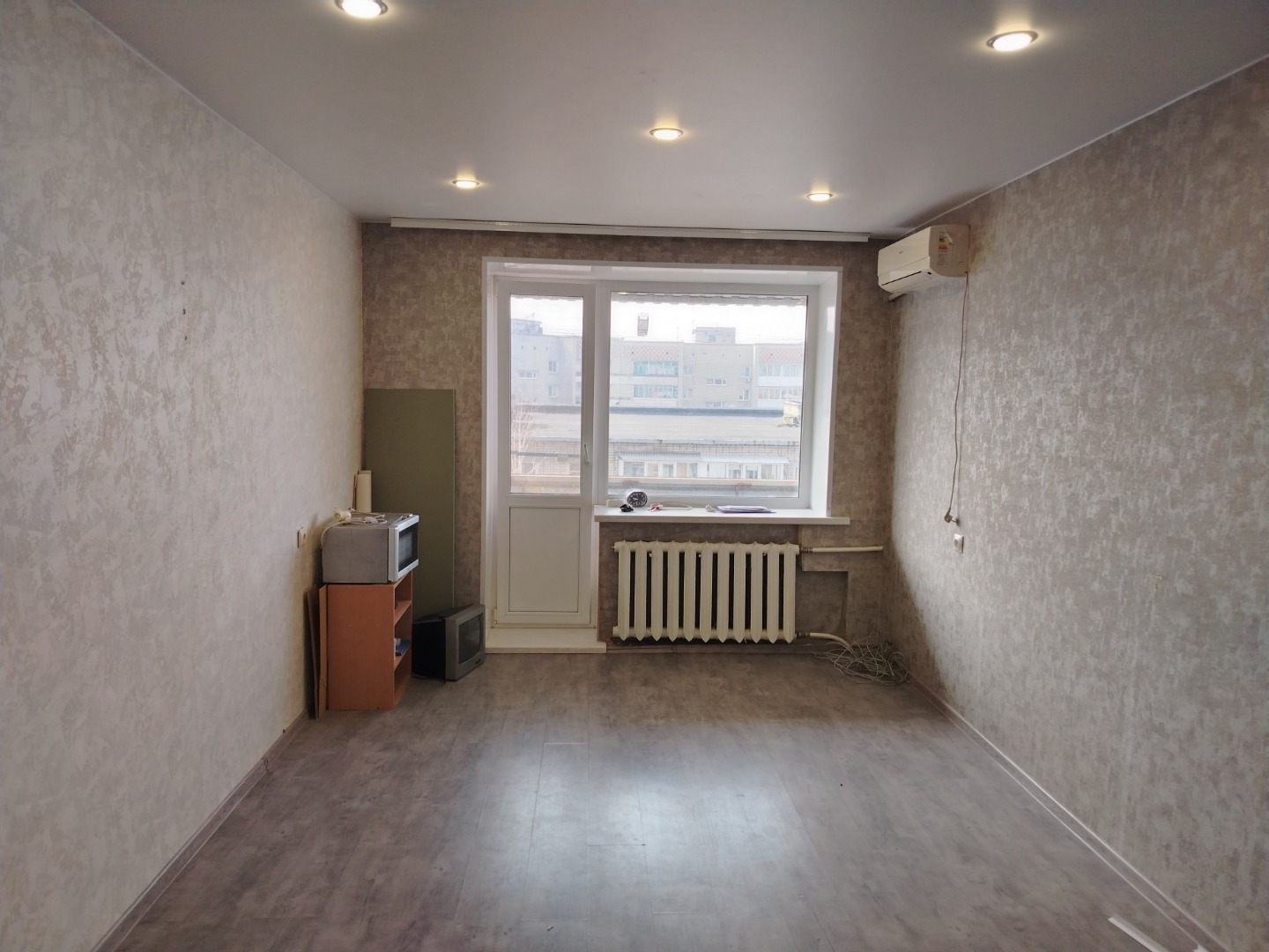 Предлагаю на продажу отличную квартиру светлую и теплую.
Квартира в кирпичном доме ,не угловая.
Установлены пластиковые окна,натяжные потолки,новая входная дверь.
В шаговой доступности(200м) находится школа №86,магазины,аптека.
Чистый,зеленый,ухоженный двор.
Квартира без долгов и обременений,один вз