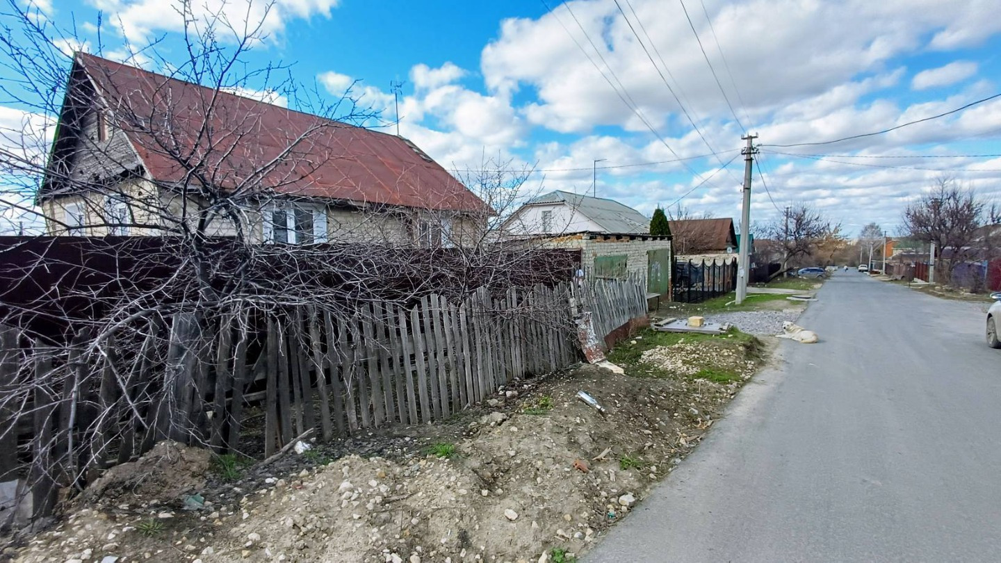 Предлагаю к продаже  отдельно стоящий добротный, крепкий дом площадью 82.6м2 с ровным земельным участком 4.4 сотоки. Дом и земля в собственности. Дом расположен в Ленинском районе. Круглогодичный подъезд,перед домом асфальт.  Стены дома - дерево обложенный кирпичом. Фундамент кирпичный ленточный. Це