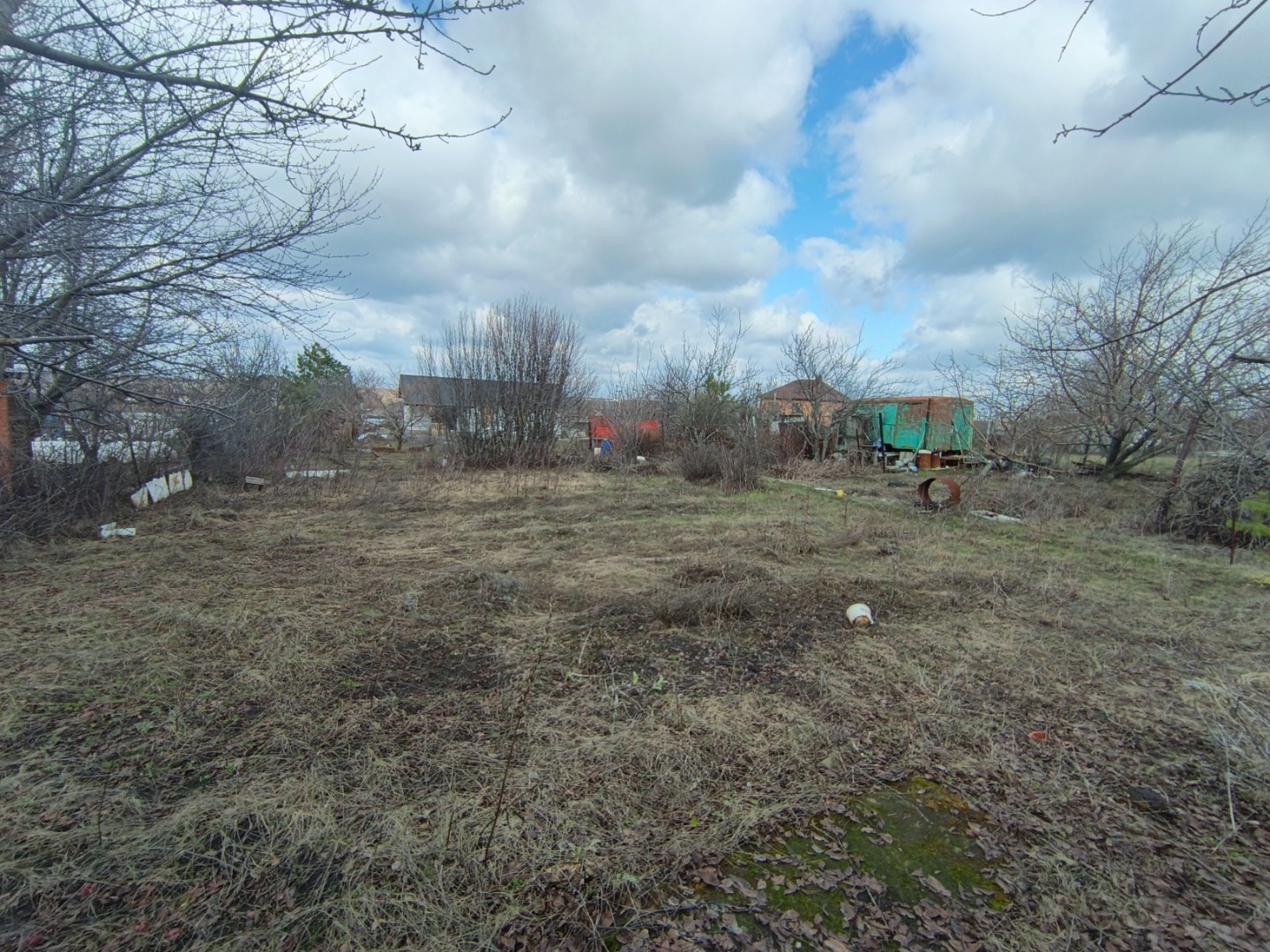 Продается большой квадратный участок на Кумысной поляне 10 соток, прекрасно подойдёт для строительства частного дома! Подробности по телефону! Звоните!