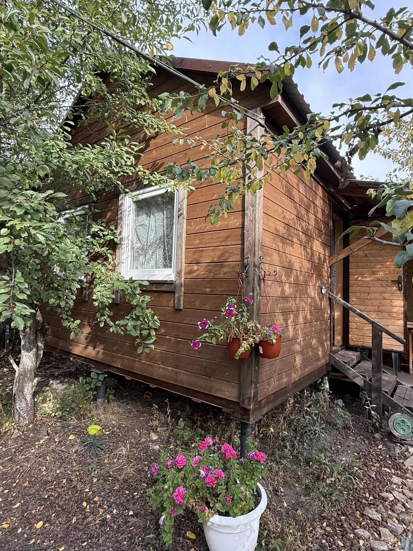 Продаётся отличная ухоженная дача на Кумысной поляне! 
Новый каркасный дом 4*6м с верандой 2*6м+старый жилой дом из которого планировали сделать летную кухню, хозблок 2*4м, баня 2*3м с верандой тоже 2*3м, теплицей 6*1,5м. На участке слива, вишня малина, яблоня, груша, марель, клубника, смородина , к