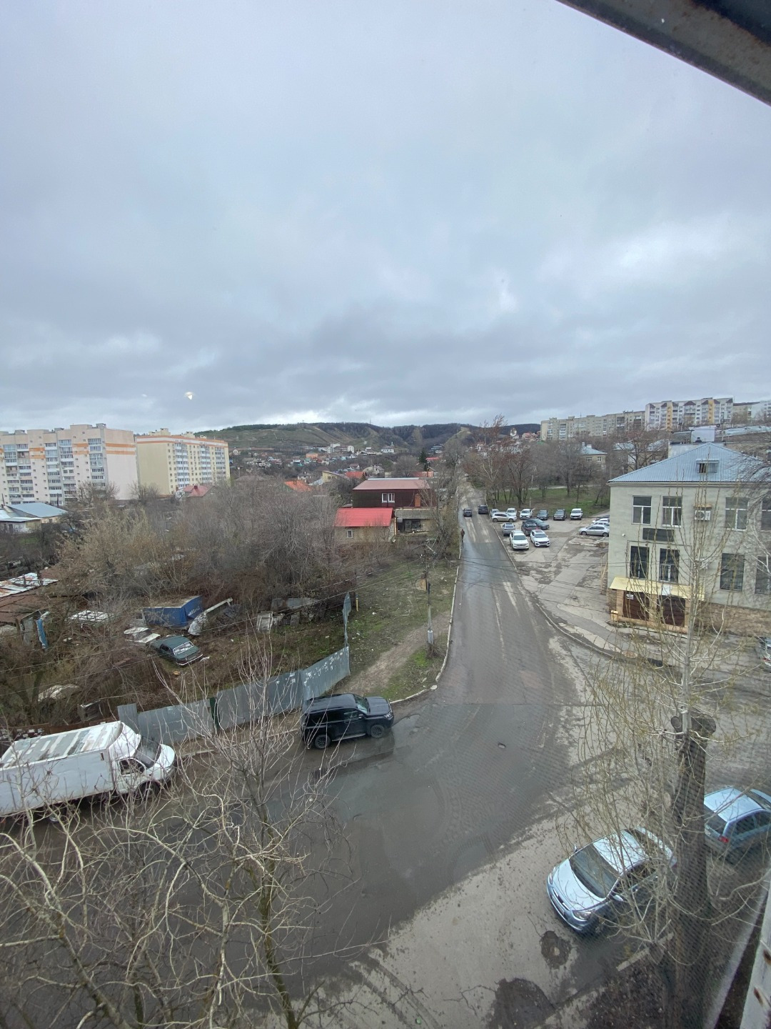 В продаже двухкомнатная квартира, в районе  ост.Вишневая . Расположена в кирпичном доме на пятом этаже . Квартиры в указанной блок-секции  отличаются просторной площадью и максимально продуманной планировкой для того времени постройки . В указанную площадь входит просторная  кухня 10.8 кв. м , изоли