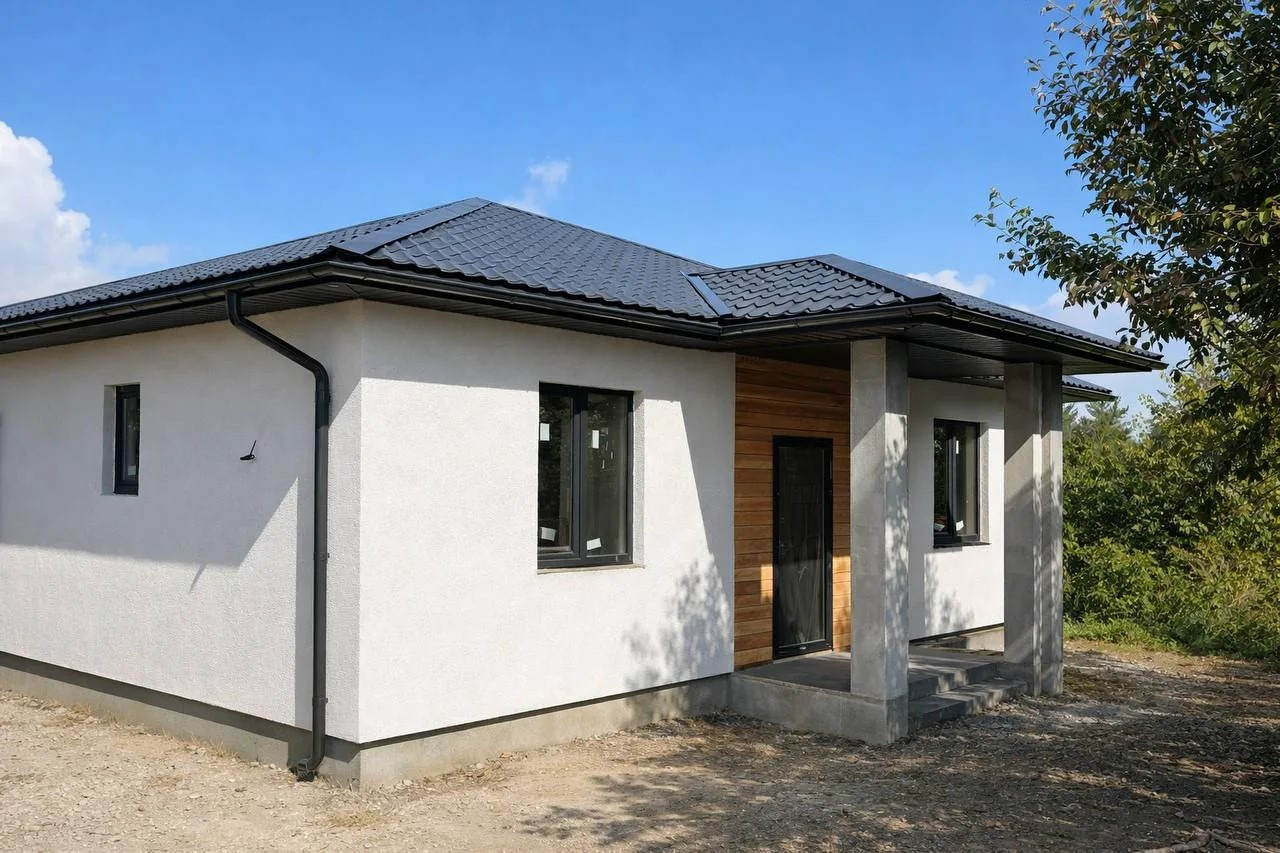  1.Удачное месторасположение в Волжском р-не , пос .Новосоколовогорский!
 2.Возможность подключения к центральным коммуникациям.
 3. Отсутствие уклона ,есть возможность сделать прекрасный ландшафтный дизайн.
 4.Круглогодичный подъездной путь по асфальту к дому,с трёх сторон.
 5. Дизайн фасада дома и