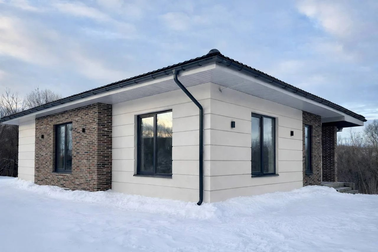  
   Срочная продажа,торг ! Продается полностью построенный новый одноэтажный дом на земельном участке 11 соток в Волжском районе. Площадь дома 133,8 м + терраса 14,8 м. Статус дома - жилой, прописка. Участок 11 соток, угловой, окружен лесом, очень тихое место. Участок ровный, без уклона, удобный по