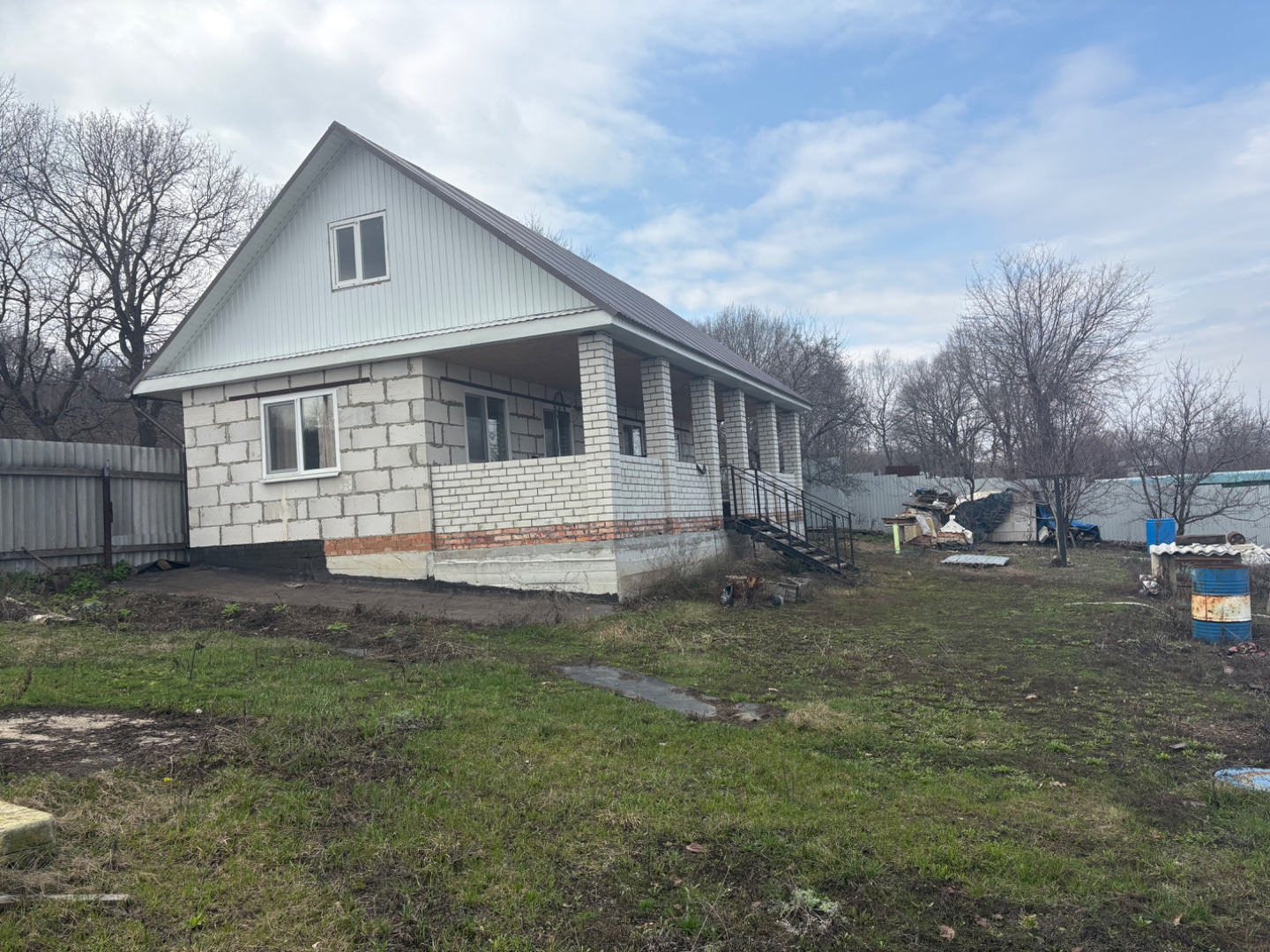 Срочно продам кирпичный дом.
Свет, вода, слив заведены в дом. Газ на участке. Все оформлено в собственности, полная цена в договоре. Один взрослый собственник. 
Остановка общественного транспорта в шаговой доступности. Хорошая атмосфера, много свежего воздуха, большой участок.
Дом подходит под вопло