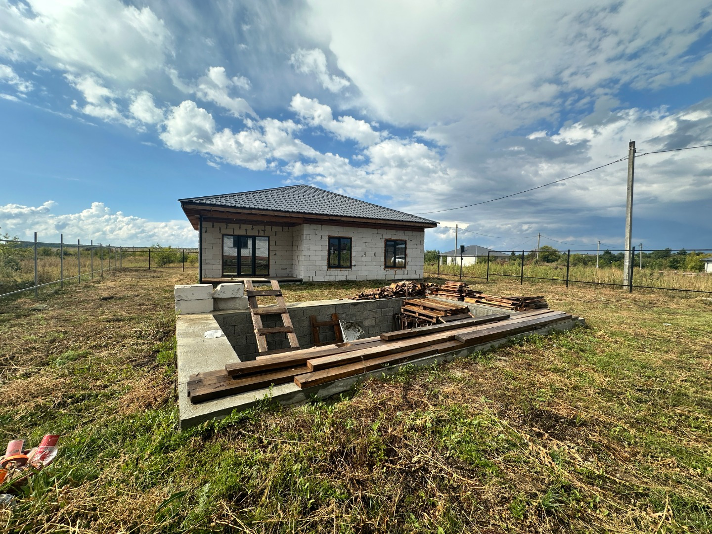 Свой новый дом! Природный парк Кумысная поляна, п.Рейник, мкр.Лазурный. Вторая линия от дороги! 
Идеально ровный участок с хорошим подъездом, дом и земля оформлены. Строили для себя, поэтому под семейную ипотеку не подходит. Свет, вода-скважина, септик. Бассейн 6*3, выведены коммуникации для подключ