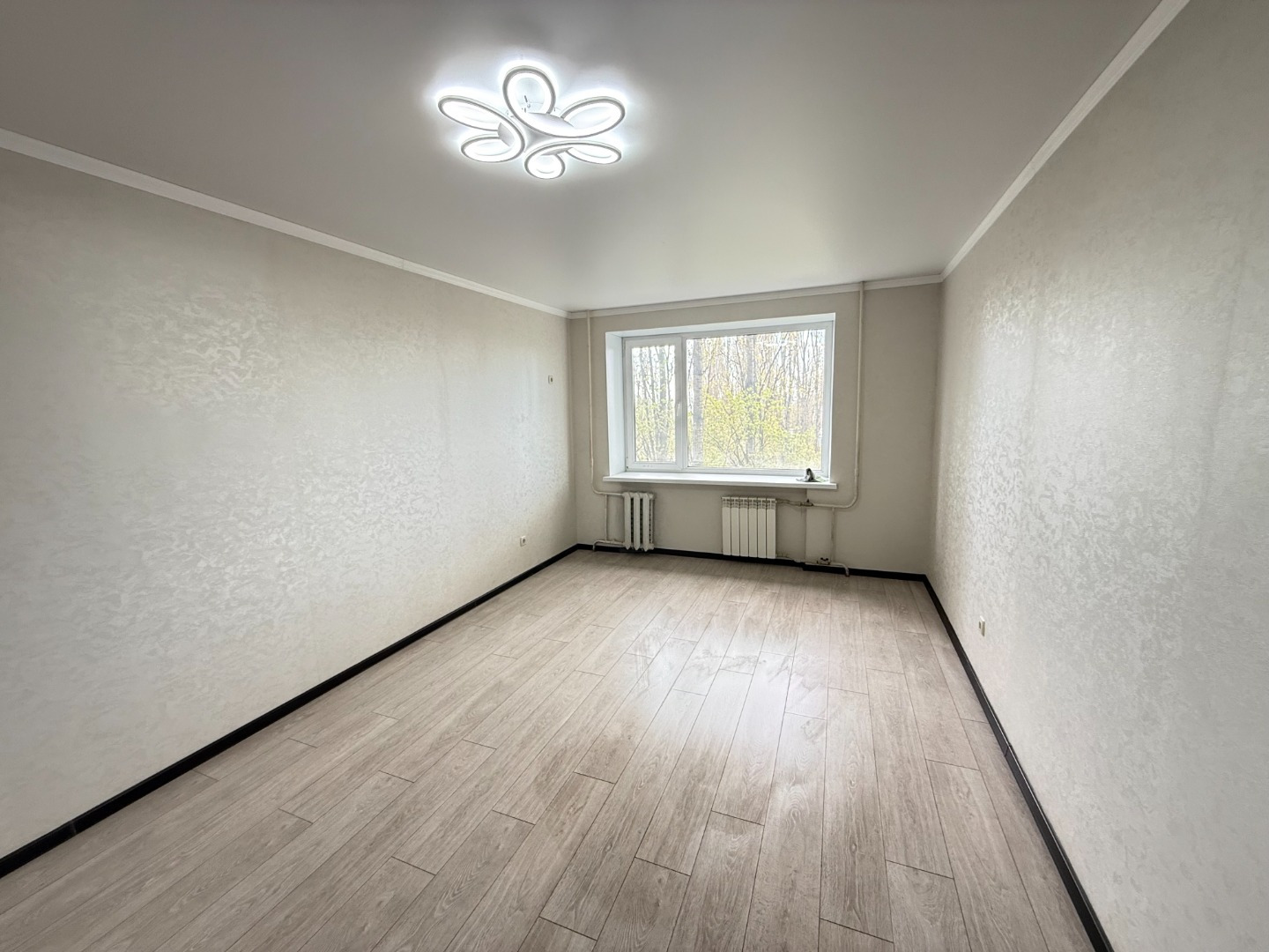 Продается двухкомнатная квартира в районе автовокзала, общей площадью 50,4 кв.м. (без учета площади балкона), на 4 этаже 9 этажного кирпичного дома. Квартира после капитального ремонта. На полах залита новая стяжка и уложена плитка в нежилых помещениях а так же в жилых комнатах уложен ламинат, стены