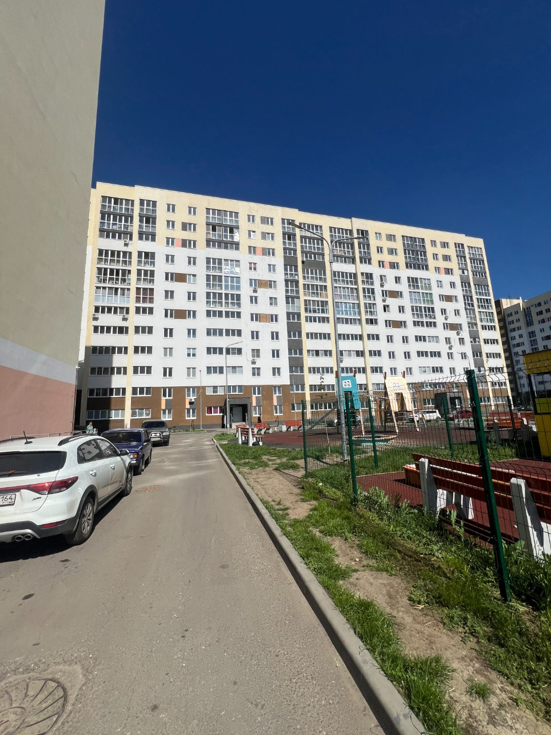 Сдается 2-х комнатная квартира общей площадью 48 кв.м на 5 этаже 12-ти этажного кирпичного дома.  Дом расположен в экологически чистом месте  вдоль реки Волга. Рядом с домом находится парк Патриот, велодорожки. В шаговой доступности магазины Магнит, Пятерочка, Центральная районная больница, остановк