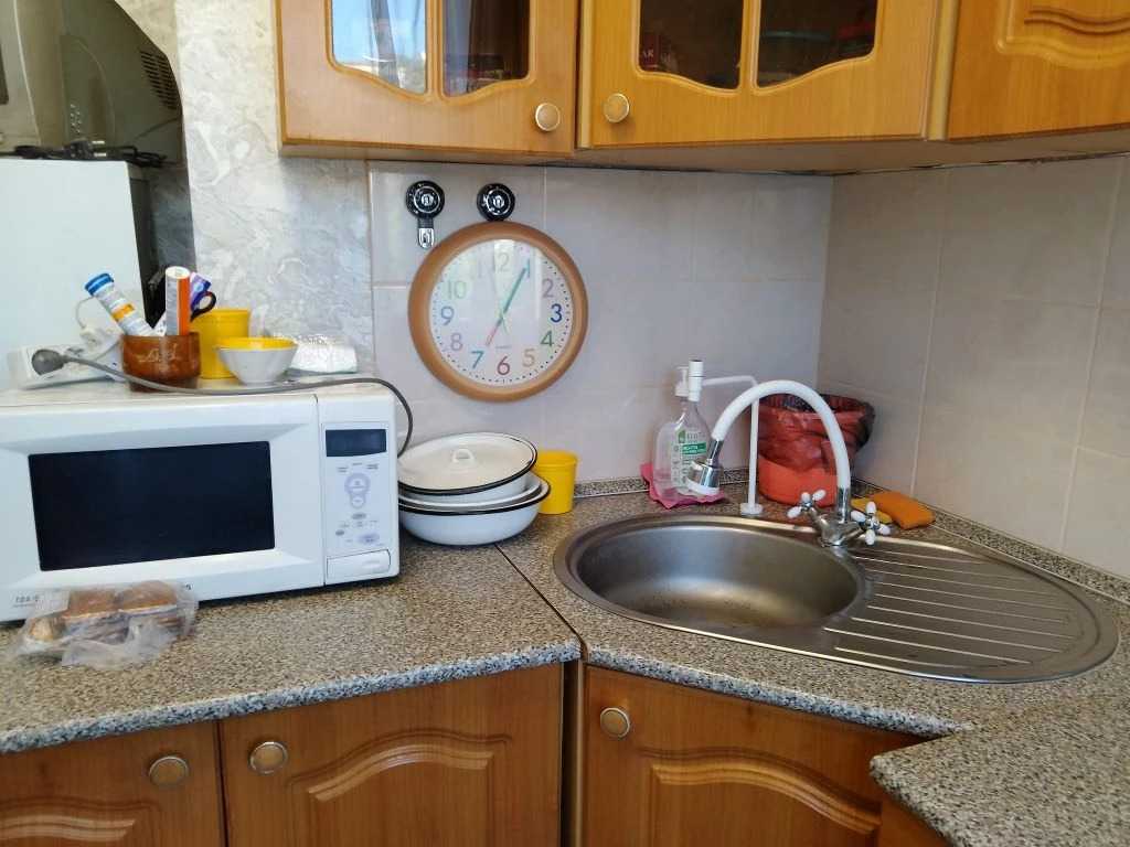 Продается уютная однокомнатная квартира в Ленинском районе г. Саратова, п. Жасминный!
Отличная планировка с гардеробной! Пластиковые окна, металлическая дверь, свежий ремонт: плитка в санузле, новая сантехника, обои, линолеум, кондиционер. Хорошие соседи, тихий зелёный двор!
Рядом школа, детский сад