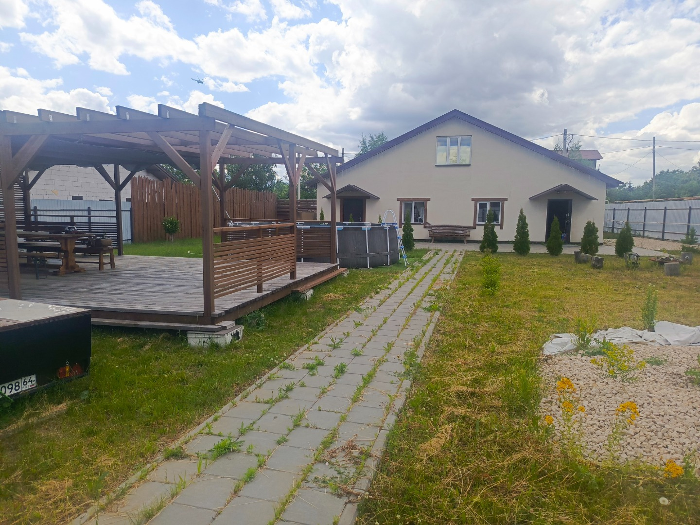 Продаётся баня на Кумысной поляне.  На земельном участке расположен объект 126 кв.м., он разделен на две половины. В одной уже работает баня, вторая половина готовиться к запуску.
Одна половина приносит в месяц около 90 000 руб.. Участок  11 соток, есть благоустройство,  на участке есть большая бесе
