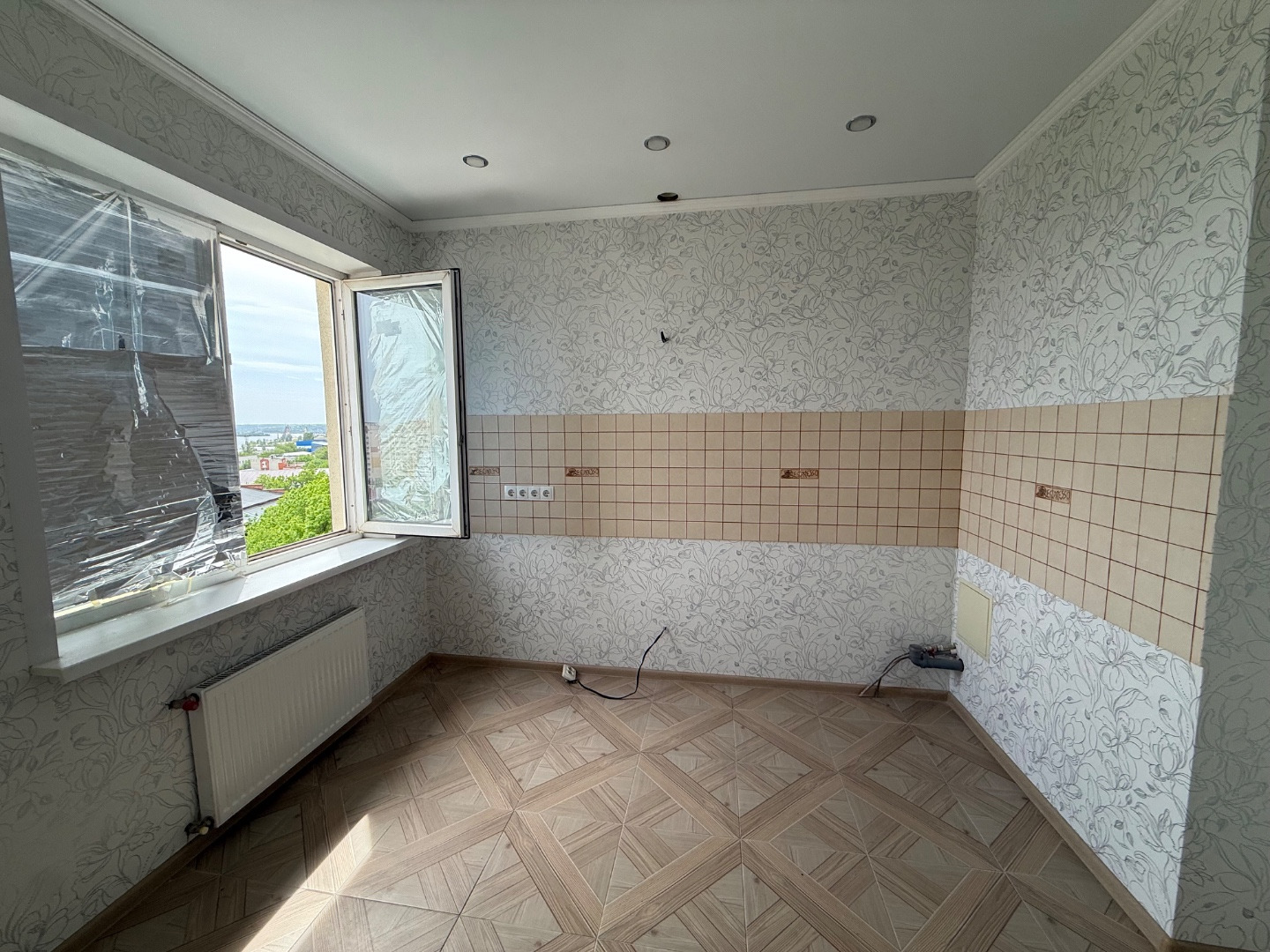 Продается уютная видовая однокомнатная квартира, квадратура 41.5 кВ.м с учетом лоджии,с евро-ремонтом в монолитном доме 2021 года постройки. Просторная кухня площадью 9 м² оформлена в светлых тонах, что создает ощущение простора и уюта. Из окон открывается вид на реку Волгу. Во дворе расположена зак
