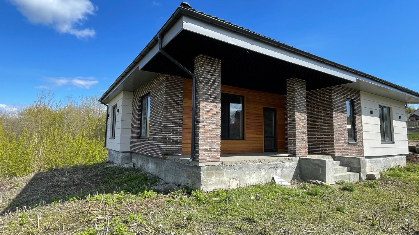  
   Срочная продажа,торг ! Продается полностью построенный новый одноэтажный дом на земельном участке 11 соток в Волжском районе. Площадь дома 133,8 м + терраса 14,8 м. Статус дома - жилой, прописка. Участок 11 соток, угловой, окружен лесом, очень тихое место. Участок ровный, без уклона, удобный по