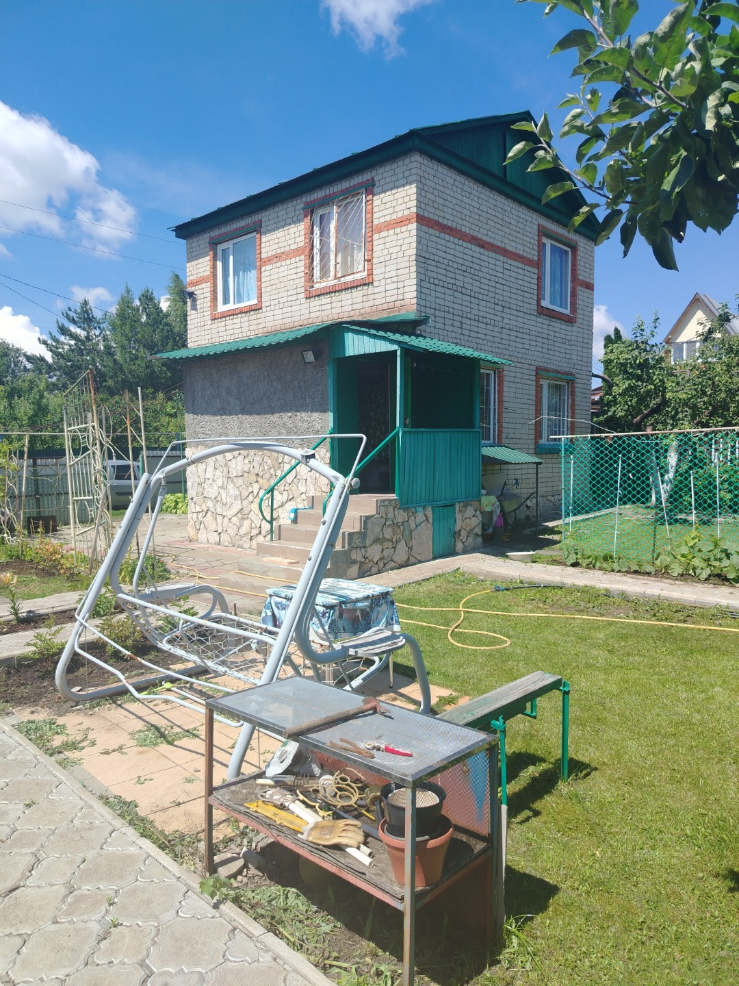 Продаётся дача Снт Горизонт 2. Кирпичный дом 2 этажа 72 кв м,.,4 комнаты, подвал, перекрытия между этажами железобетонные.
Газ проходит по границе участка.
Вода поливочная каждый день.
Участок ухожен и окультурен,
На участке летний душ, туалет, хоз.блок.
В доме на каждом этаже установлен кондиционер