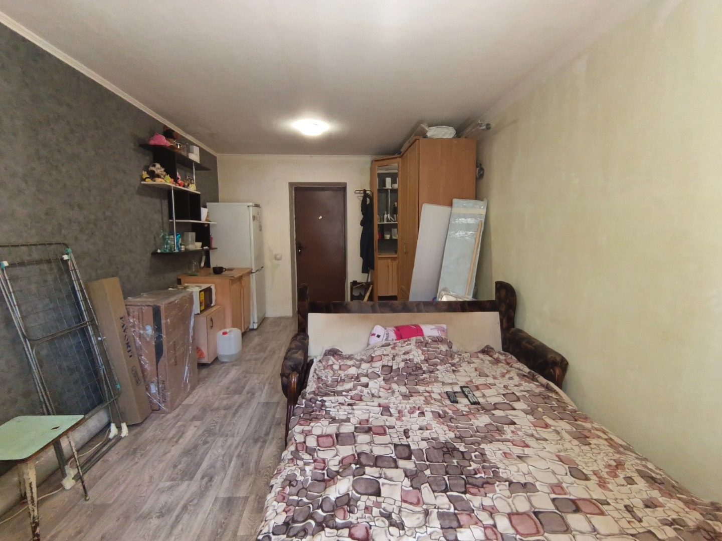 Продается просторная комната 18кв.м. в районе Студгородка! 
Отличная транспортная развязка, рядом магазины, садик, школа и т. д. 
В комнате сделан свежий ремонт, пластиковое окно, новый радиатор, заменены полы и напольное покрытие, не доклеены только обои на двух стенах. Общие места пользования в хо