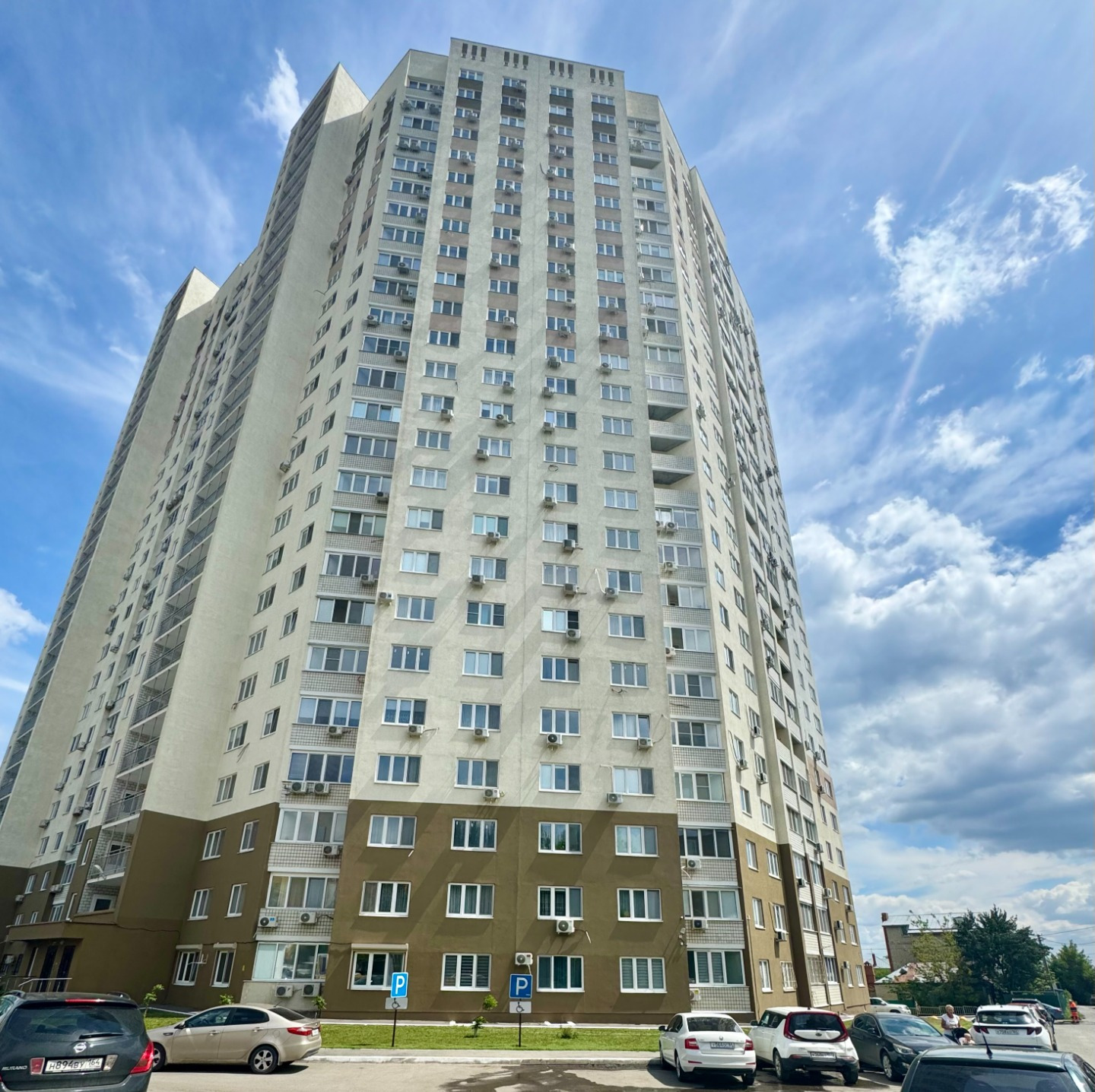 Впервые сдается уютная квартира в одной из лучших локаций Саратова!

? Адрес: ул. Чернышевского, 80.

Идеальное расположение для комфортной жизни:
• выход на новую набережную — отличное место для прогулок и пробежек;
• через дорогу — Городской парк;
• рядом магазины, кафе, остановки общественного тр
