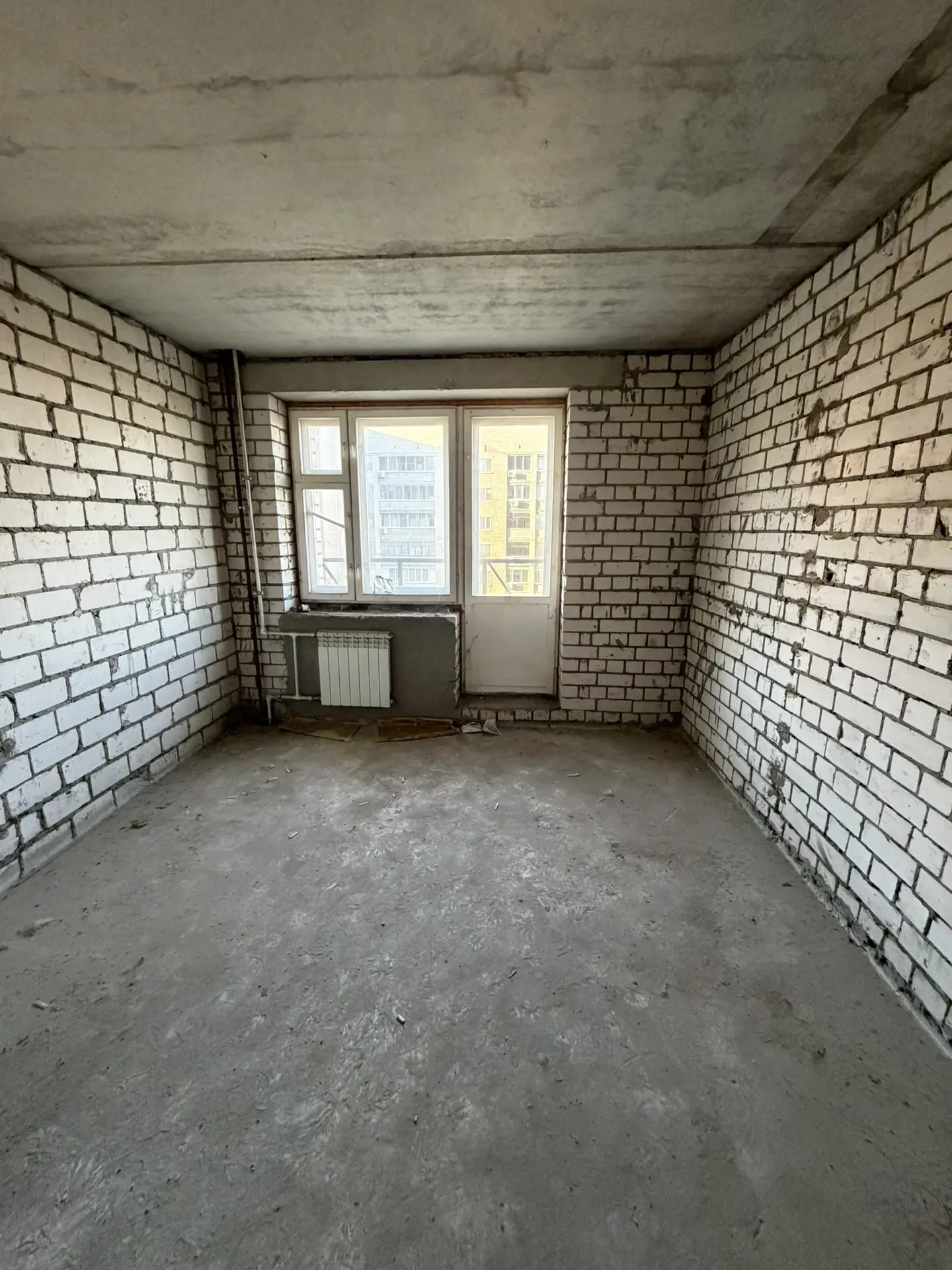 Продается 1-комнатая квартира площадью 24 кв.м на 6 этаже 10-этажного кирпичного дома в п. Комсомольский.
Квартира полноценная, несмотря на небольшую площадь: хорошая, достаточно просторная комната с выходом на балкон, изолированная кухня с окном (газовая плита установлена), вместительный совмещенны