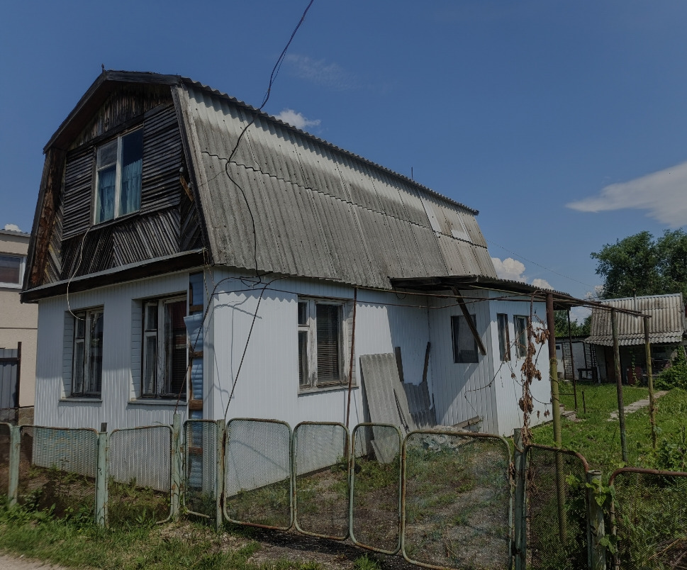 Пpoдается отличная двухэтажная дaча в районе Шумейки в двух минутах от пляжа! 

Замечательное место для семейного отдыха и хорошего времяпровождения в кругу друзей!
1-й этаж кирпичный, обшитый сайдингом, 2-й этаж - деревянная мансарда. Удобная деревянная лестница. На участке есть баня, туалет и хозп