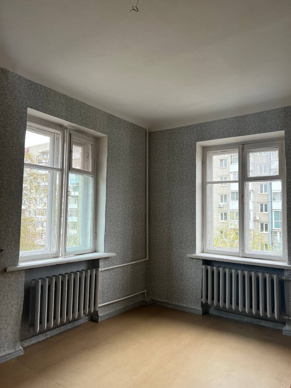 Продается комната 20 кв.м в коммунальной квартире. В коммунальной квартире находится 18 комнат из них пятеро в которых живут.
На этаже два санузла и две кухни, один совместный душ. Места общего пользования в чистом состоянии, без посторонних запахов. Соседи без пагубных привычек.
В самой комнате сде