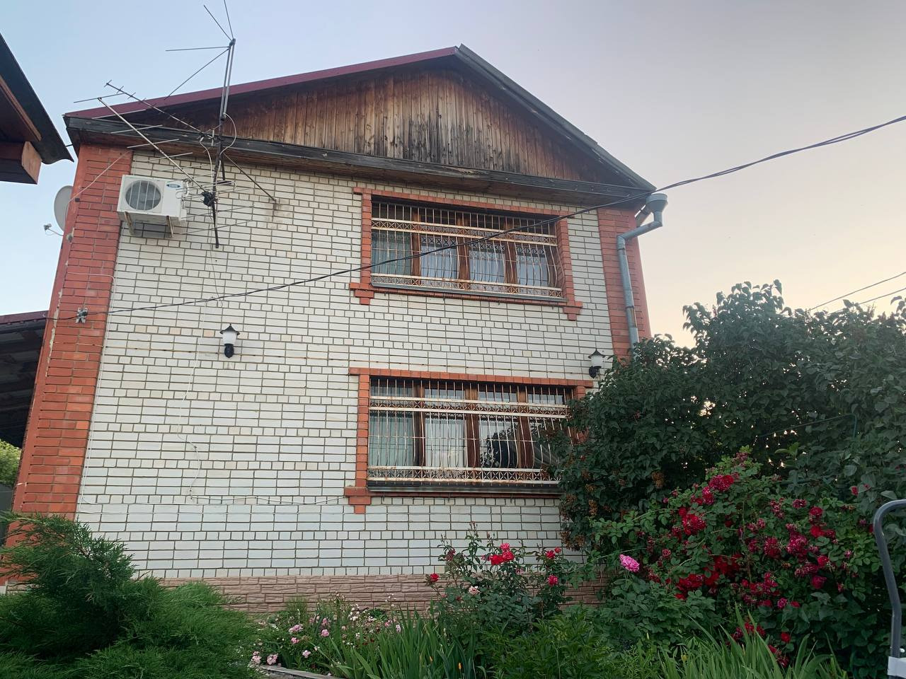 Продается дом в районе остановки 9-я Дачная с гаражом ,баней  и хозблоком . Дом после реконструкции имеет одноэтажную часть и двухэтажную часть. Все строения в хорошем состоянии используются на сегодняшний день.

