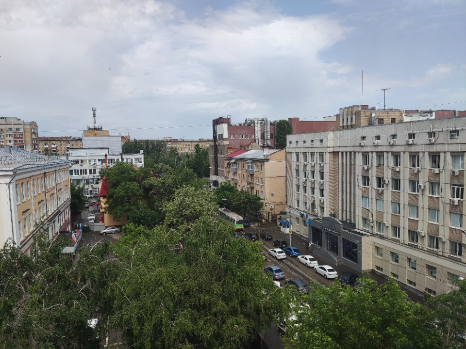 В районе Крытого рынка продается 1-комнатная квартира с видом на Мирный переулок. Квартира очень теплая, с балконом. 
Потолок от строителей - ровные плиты перекрытия без штукатурки. С момента заселения ремонтных работ не проводилось, поэтому демонтаж и вывоз строительного мусора не потребуются, что 