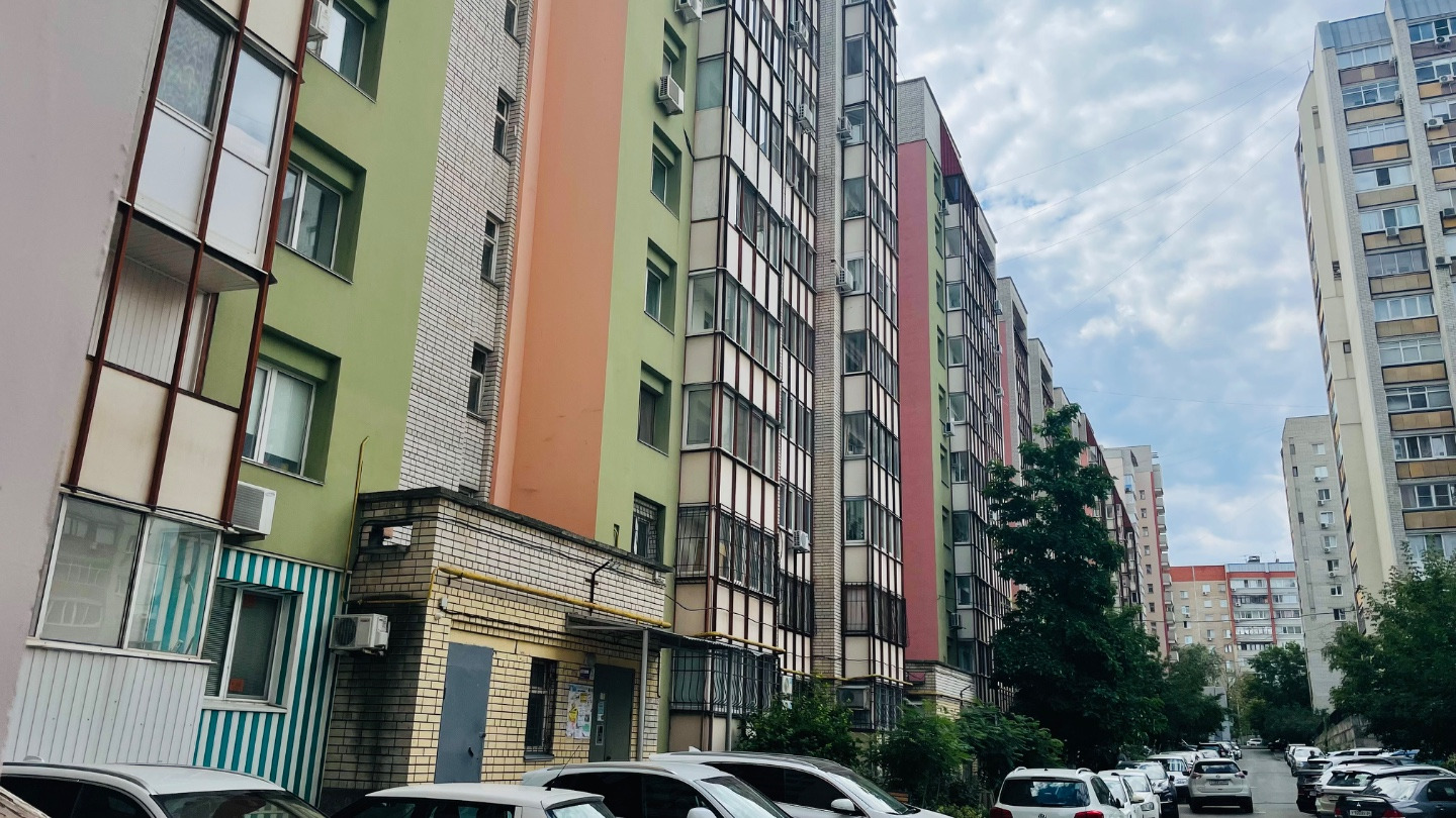   Двухкомнатная квартира в кирпичном доме в центре Саратова. 
 Выполнен качественный косметический ремонт в 2023 году.
Кухня и гостиная объединены, есть две раздельные спальни и просторный совмещённый санузел.
 Большая лоджия .Все  окна квартиры выходят  на солнечную сторону. При продаже остаётся ме