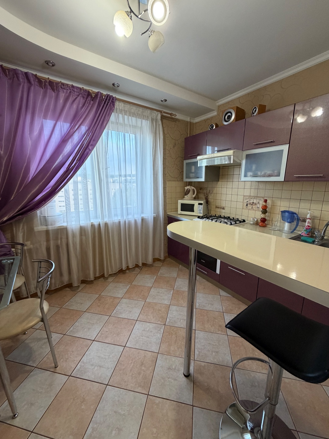Продается 1-комнатная квартира площадью 38 м2 (без учета балкона), расположенная на 8 этаже 9-этажного панельного дома в районе 75 школы.
Удачная планировка позволяет с легкостью обустроить свой быт и жить с комфортом: большая гостиная - 19 м2 с выходом на балкон, просторная квадратная кухня почти 1