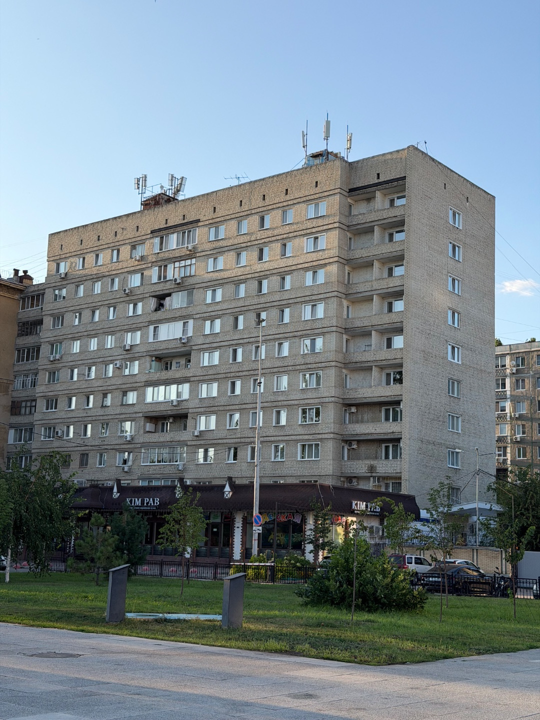 Продается однокомнатная квартира площадью 32 м2 в самом центре Саратова на пл. Кирова.
Квартира расположена на 8 этаже 9-этажного кирпичного дома.
Удачная планировка: большая комната с выходом на балкон, уютная кухня, довольно просторный санузел.
В квартире нормальное жилое состояние, установлены пл