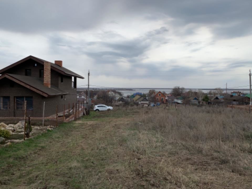 Ровный участок правильной геометрической формы площадью 9.1сот. с видом на Волгу. расположенный по адресу ул. Интернациональная. Участок для строительства индивидуального жилого дома. Все коммуникации проходят по границе участка, асфальтовое покрытие до ворот. Круглогодичный подъезд. До поворота на 