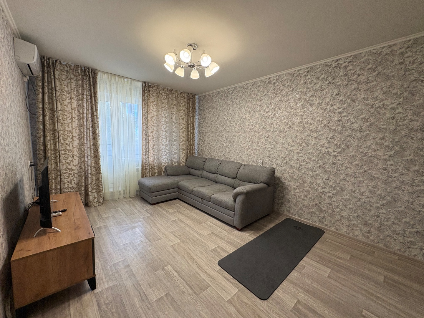 Продам отличную квартиру на 3-ем этаже 9-ти этажного панельного дома.
Очень приятная локация, центр Энгельса, вся инфраструктура в шаговой доступности.
дом находится не у проезжей части, что избавит Вас от лишнего шума и пыли в квартире.
Один взрослый собственник, быстрый выход на сделку.
По всем во